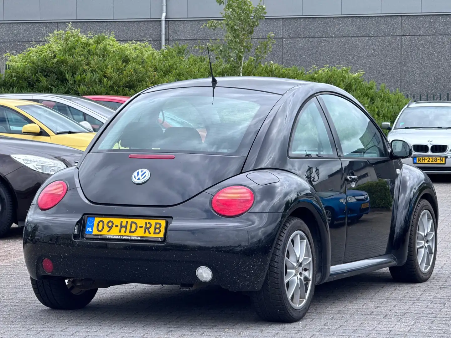 Volkswagen New Beetle 1.6 | APK 10-04-2027 | Airco | Elektrische ramen | Zwart - 2
