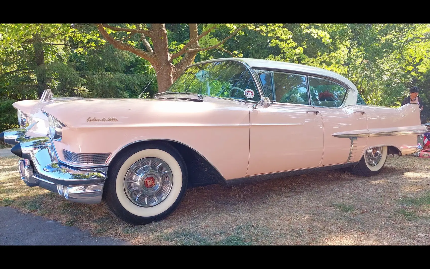 Cadillac Series 62 Sedan de Ville Beige - 2