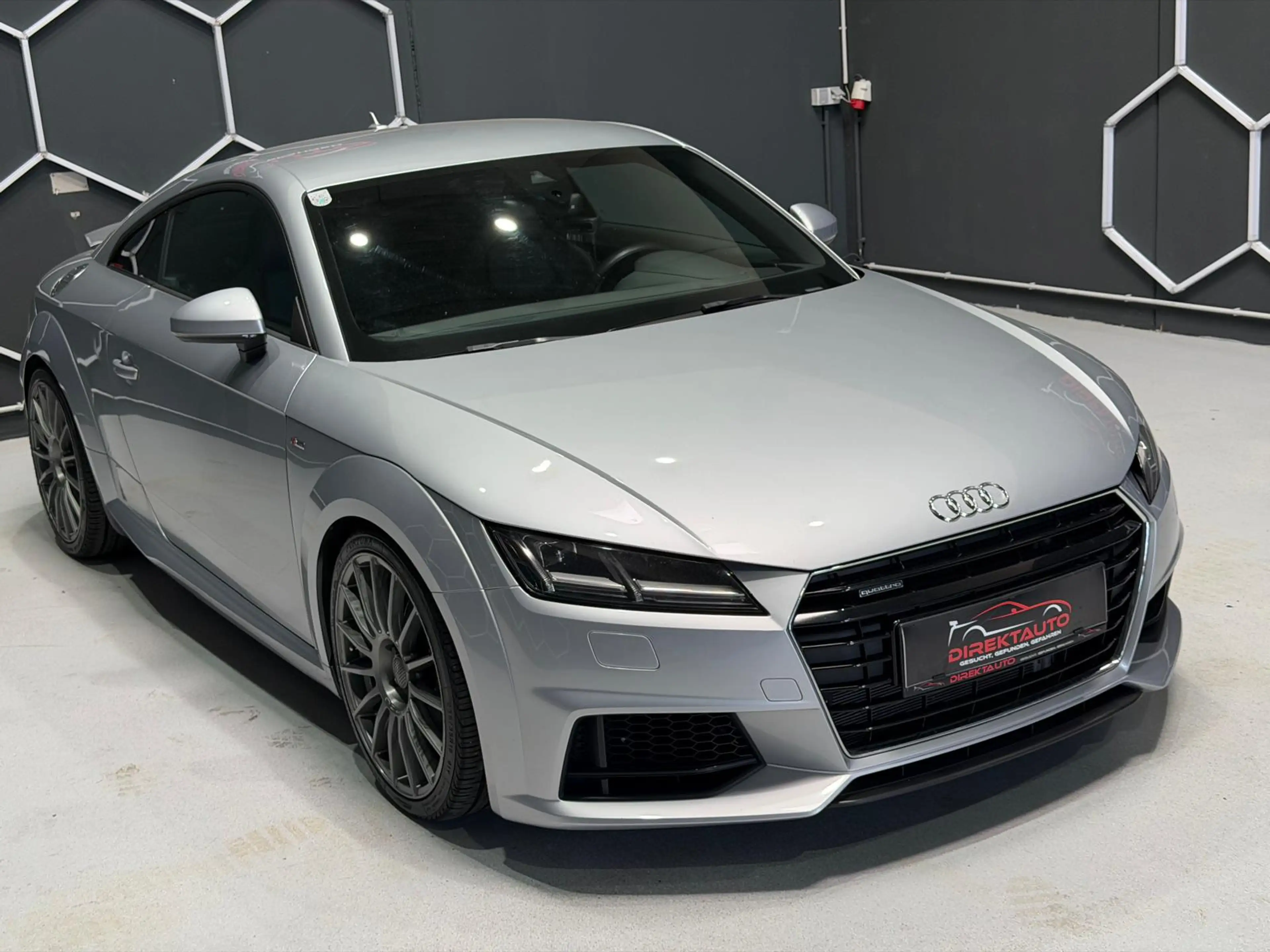 Audi TT 2.0 TFSI quattro — photo 8