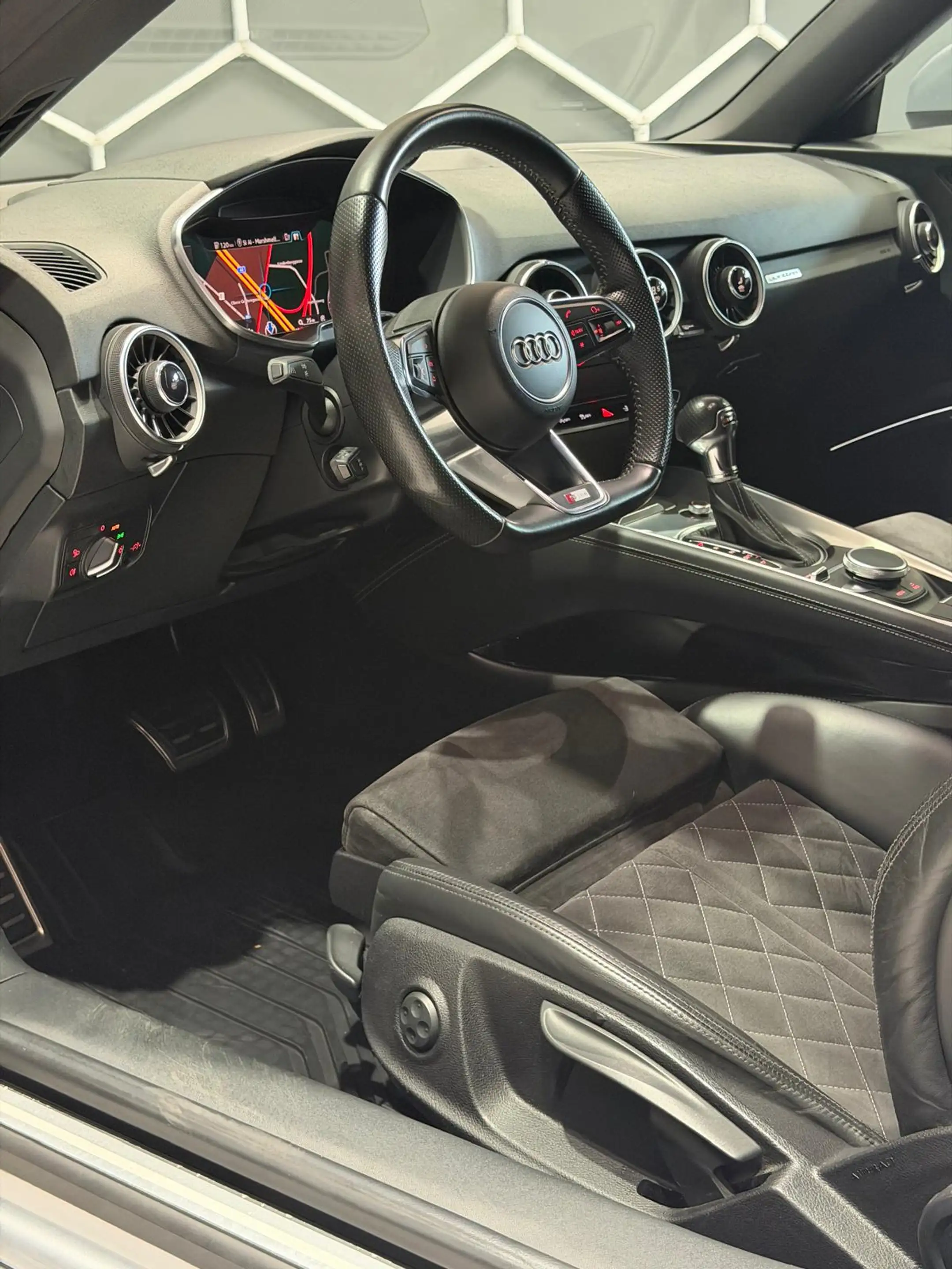 Audi TT 2.0 TFSI quattro — photo 14