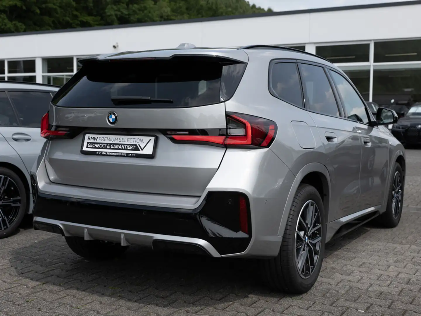 BMW X1 xDrive 20d M-Sport PANO AHK HUD LED NAVI Zilver - 2