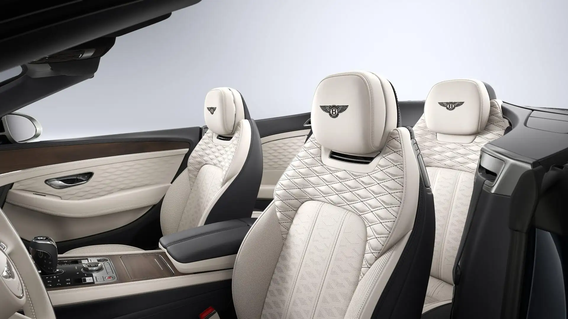 벤틀리 컨티넨탈 4.0 V8 Plug-in Hybrid 2026 블랙 사진 8