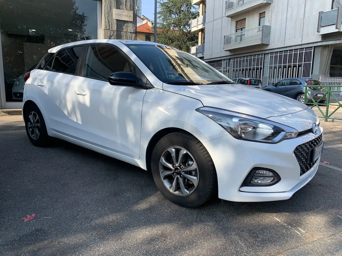 Hyundai i20 i20 II 5p 1.2 mpi Tech 75cv Blanc - 1