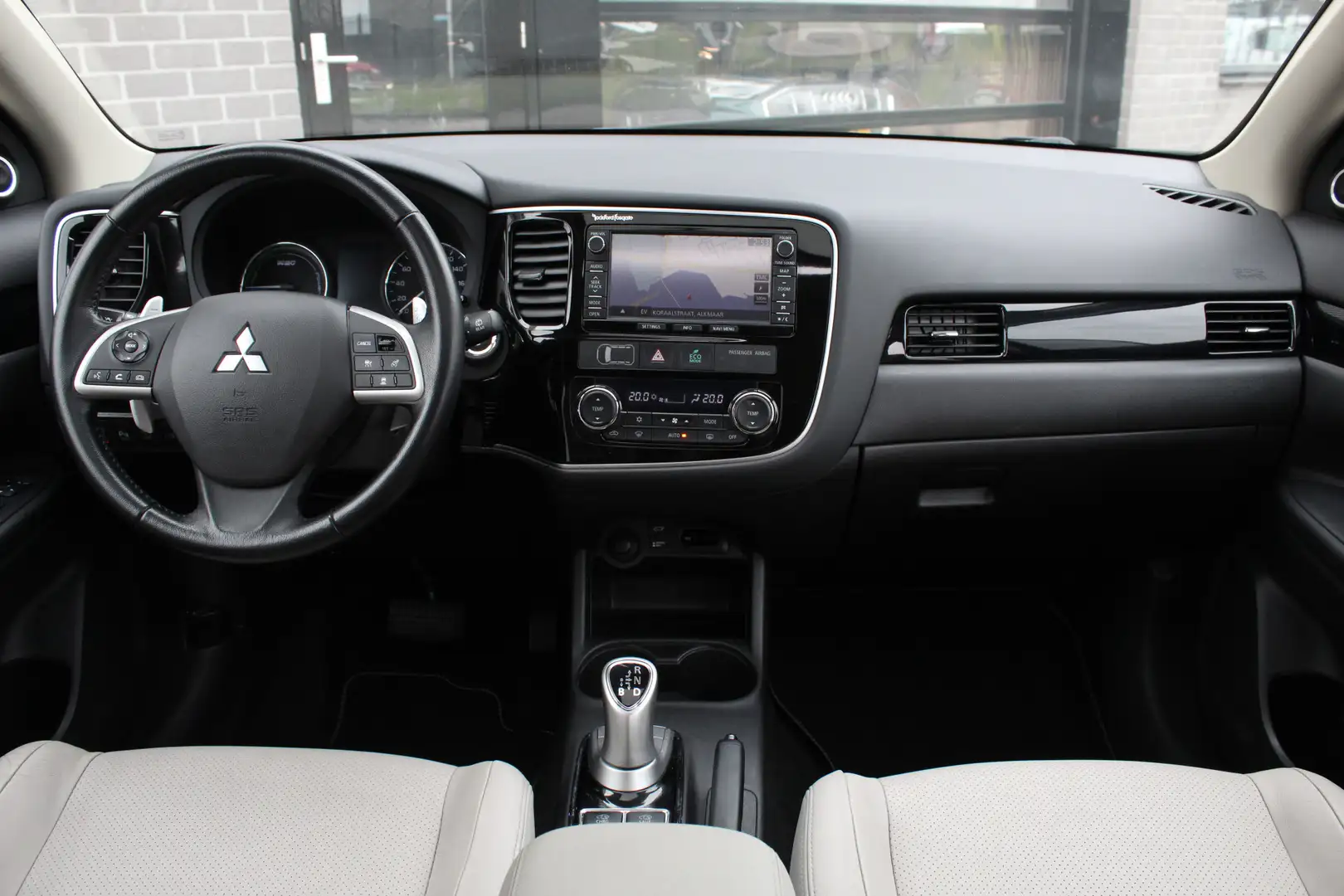 Mitsubishi Outlander 2.0 PHEV Instyle+ X-Line / Leer / Schuifdak / N.A. Černá - 2