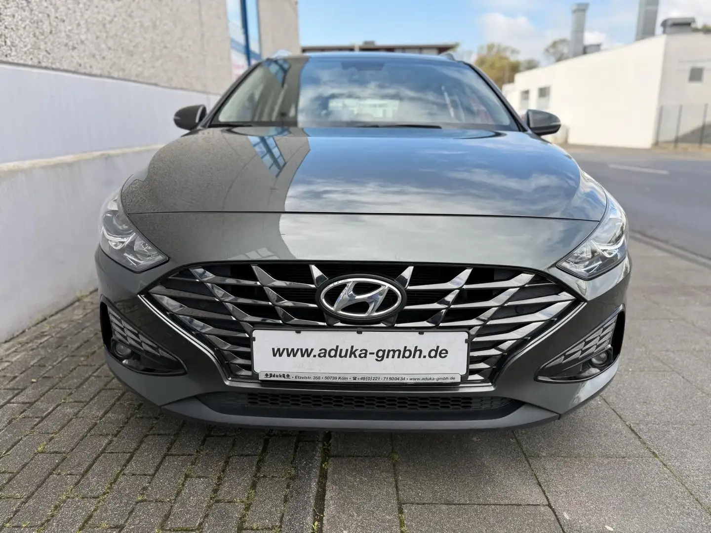 Hyundai i30 1.6 CRDi Trend Kamera PDC CarPlay DAB SHZ Gris - 2