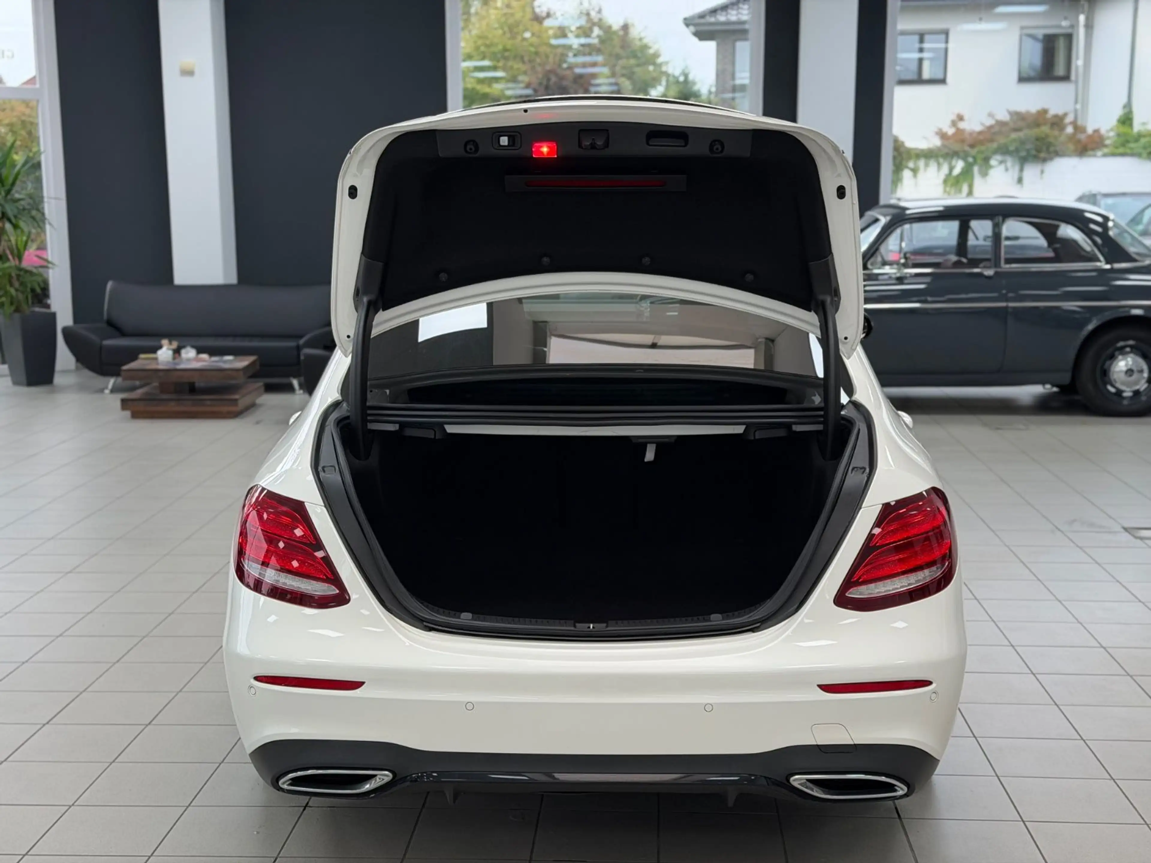 Mercedes-Benz E 220 E220d /Limousine/AMG/PANO/HUD/AHK/ — photo 5