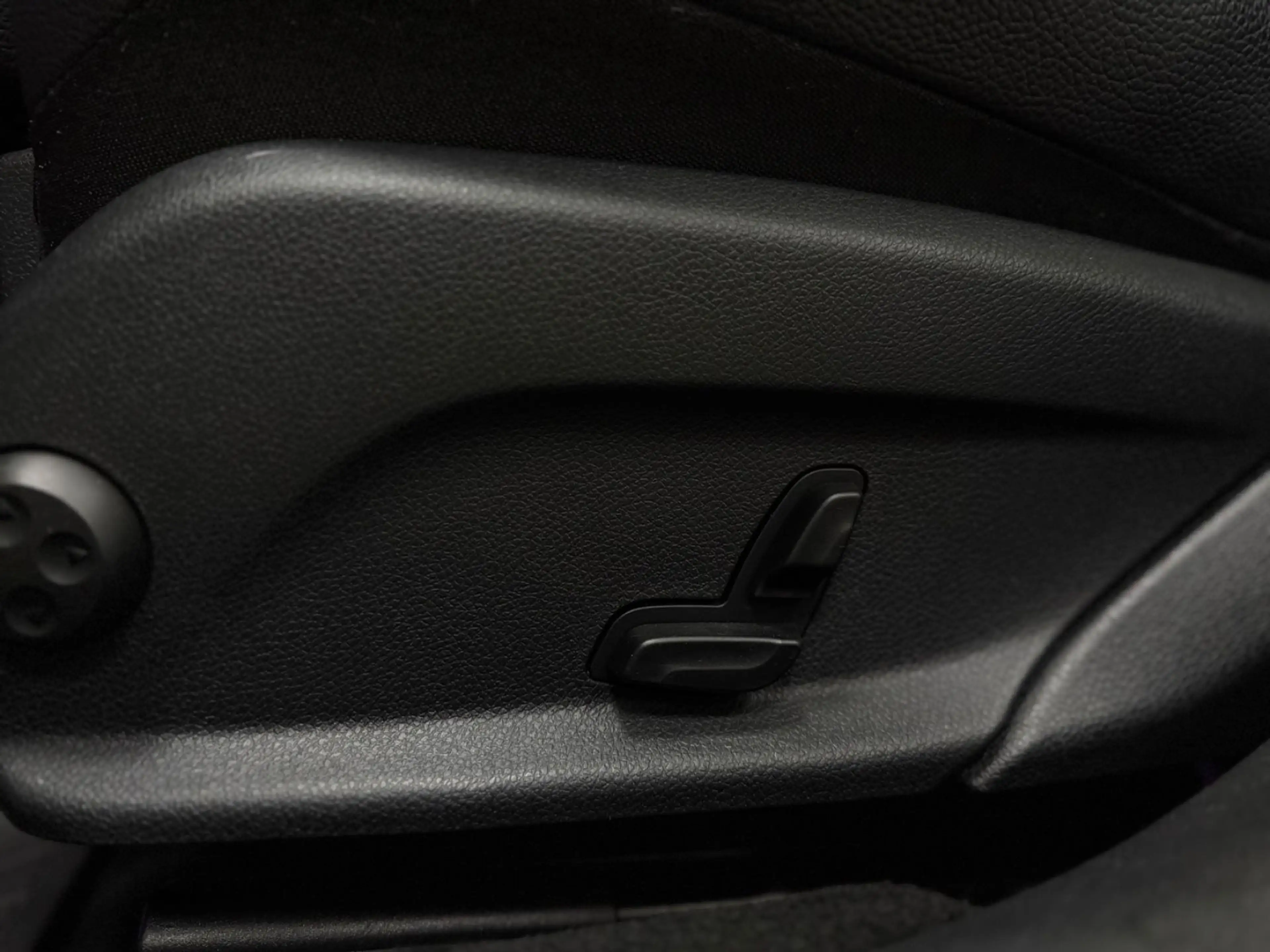 Mercedes-Benz E 220 E220d /Limousine/AMG/PANO/HUD/AHK/ — photo 13