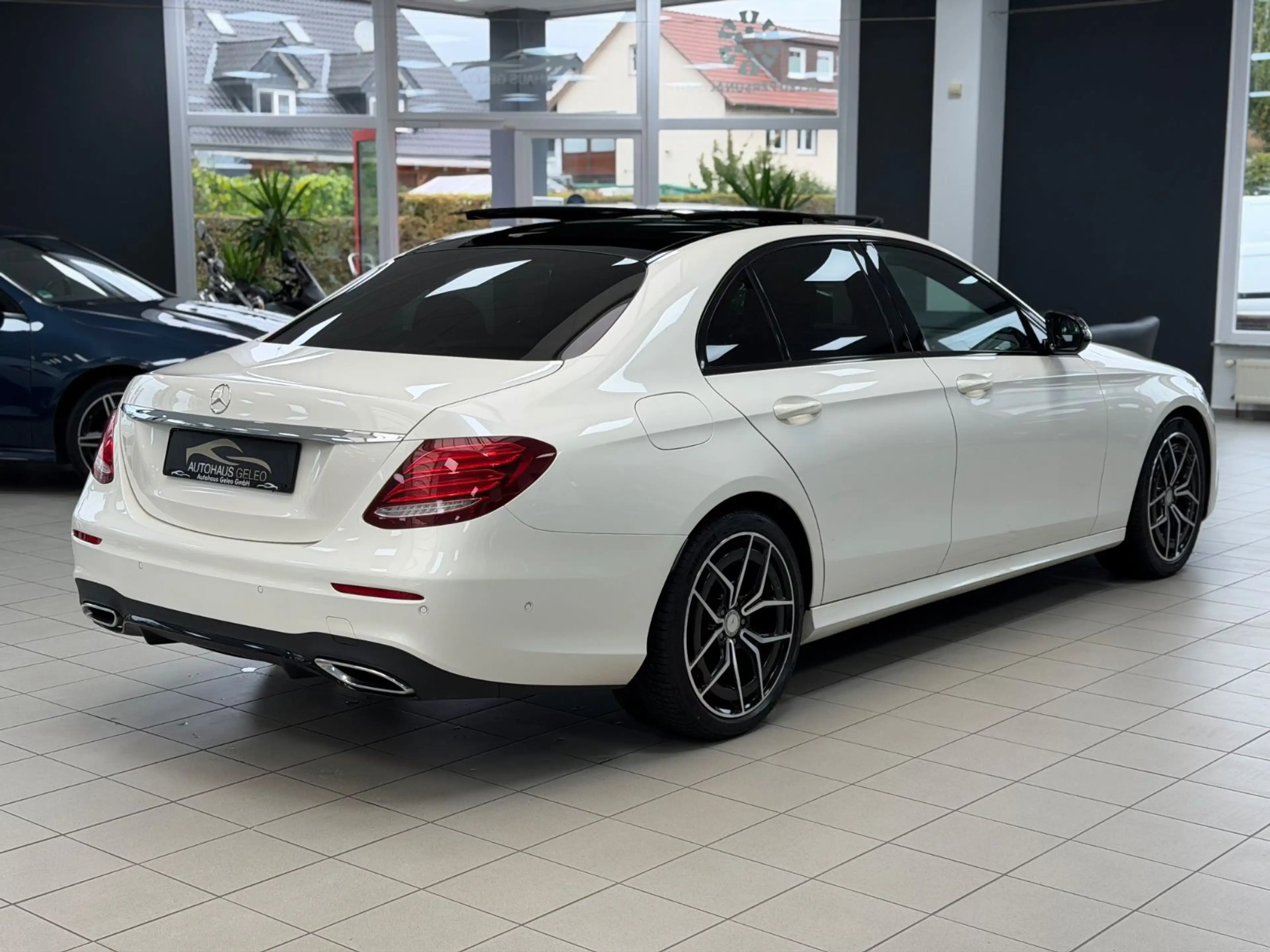 Mercedes-Benz E 220 E220d /Limousine/AMG/PANO/HUD/AHK/ — photo 7