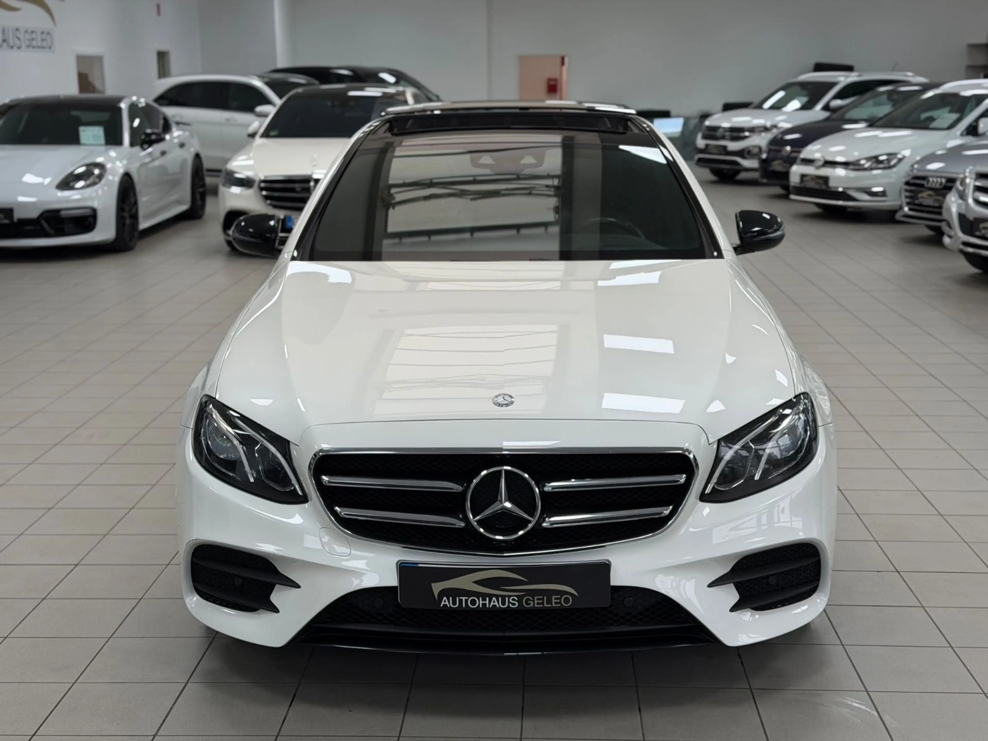 Mercedes-Benz E 220 E220d /Limousine/AMG/PANO/HUD/AHK/ — photo 2