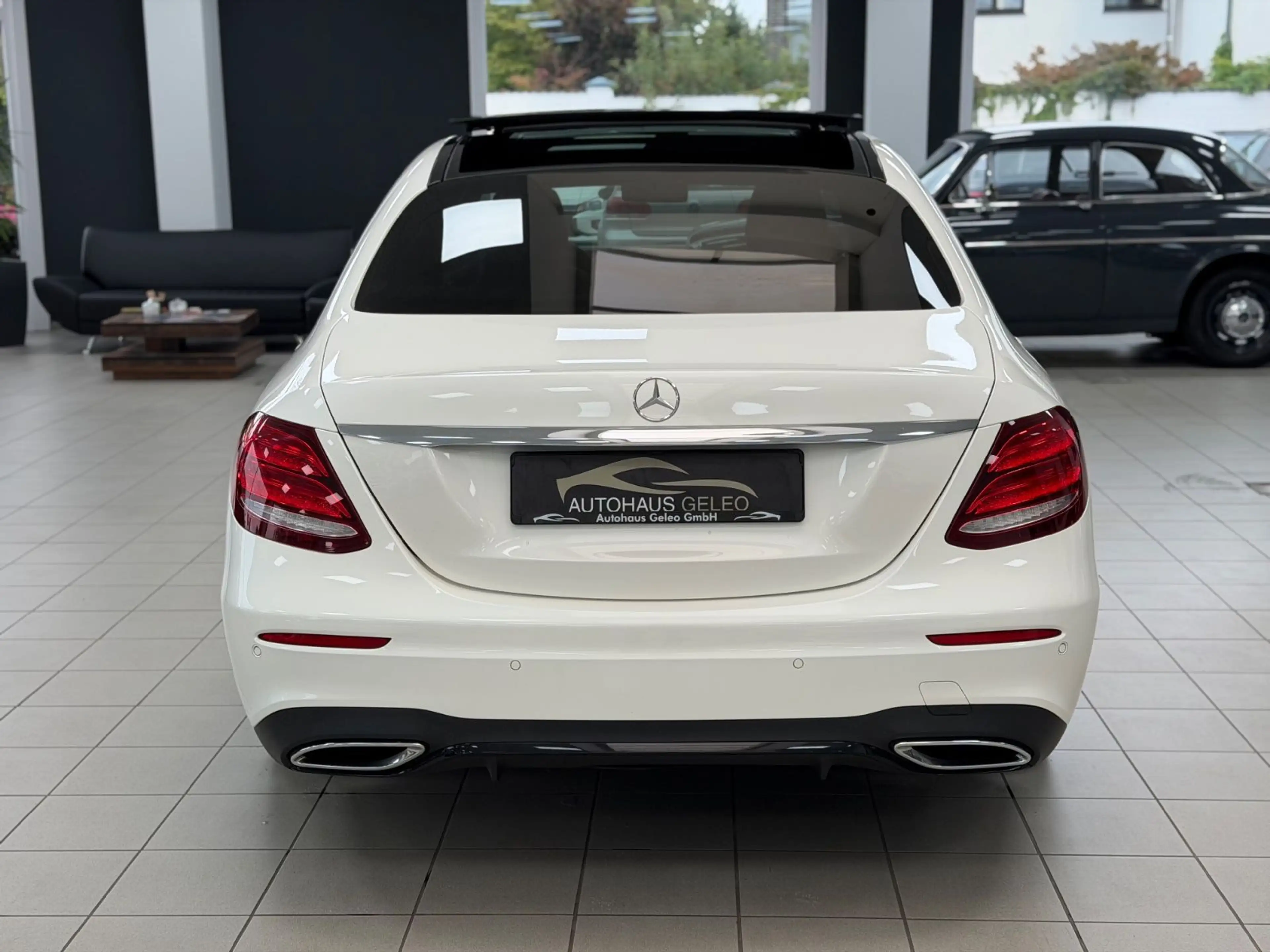 Mercedes-Benz E 220 E220d /Limousine/AMG/PANO/HUD/AHK/ — photo 4
