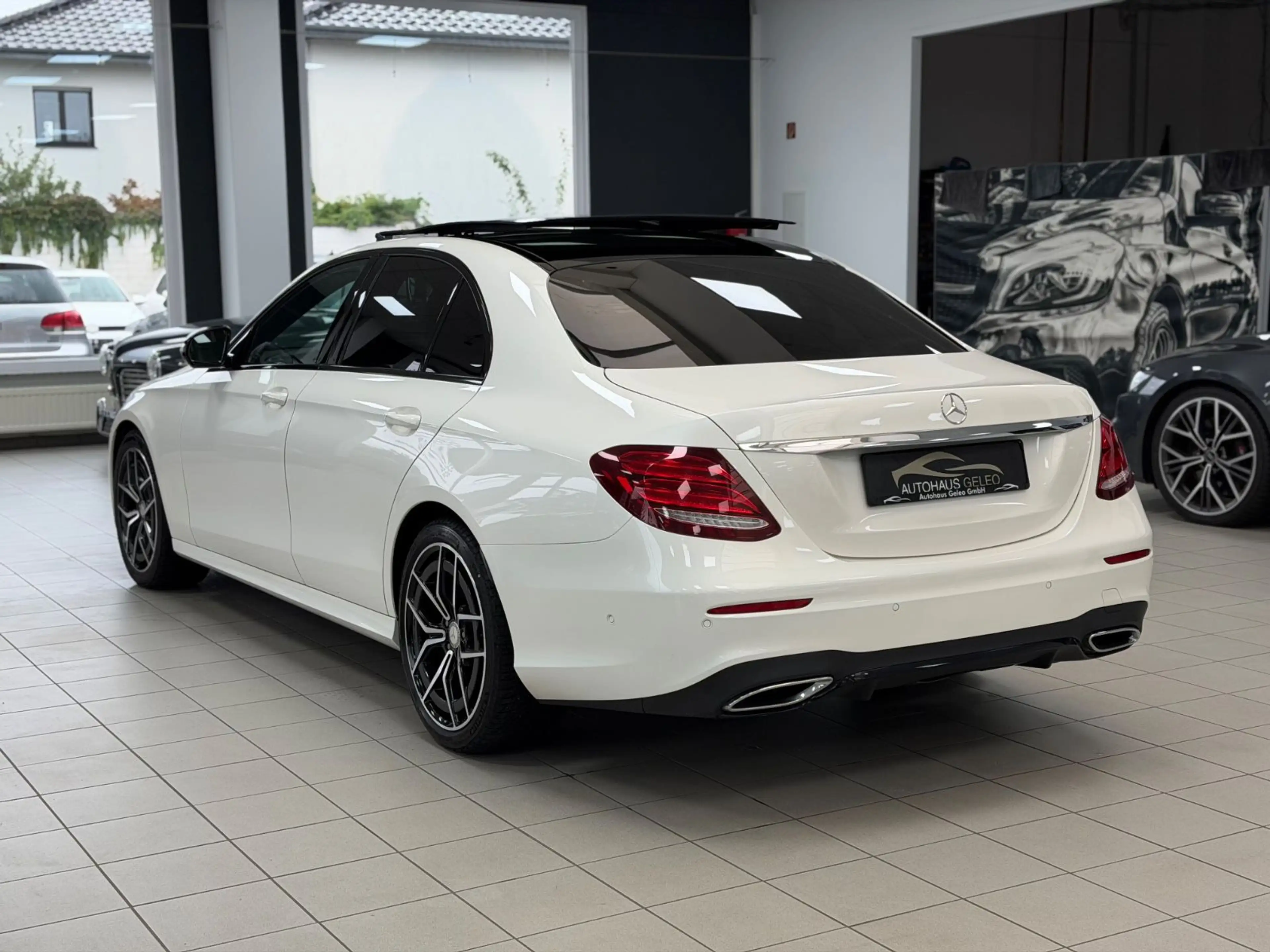 Mercedes-Benz E 220 E220d /Limousine/AMG/PANO/HUD/AHK/ — photo 3