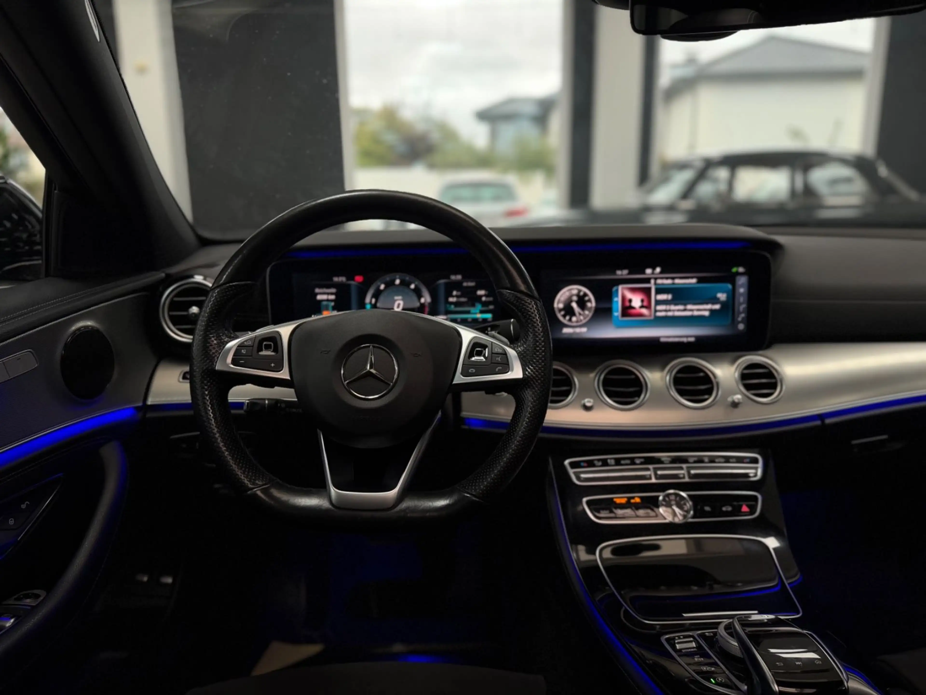 Mercedes-Benz E 220 E220d /Limousine/AMG/PANO/HUD/AHK/ — photo 14
