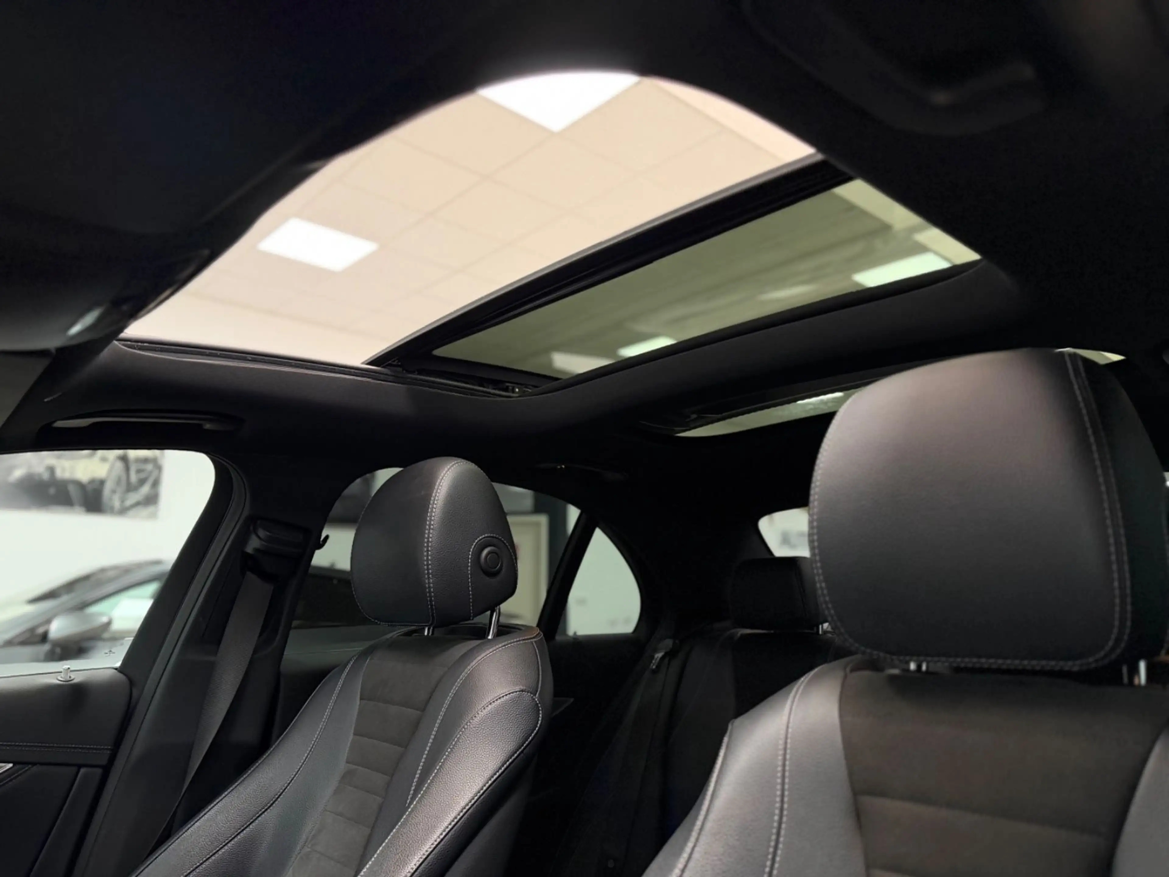 Mercedes-Benz E 220 E220d /Limousine/AMG/PANO/HUD/AHK/ — photo 12