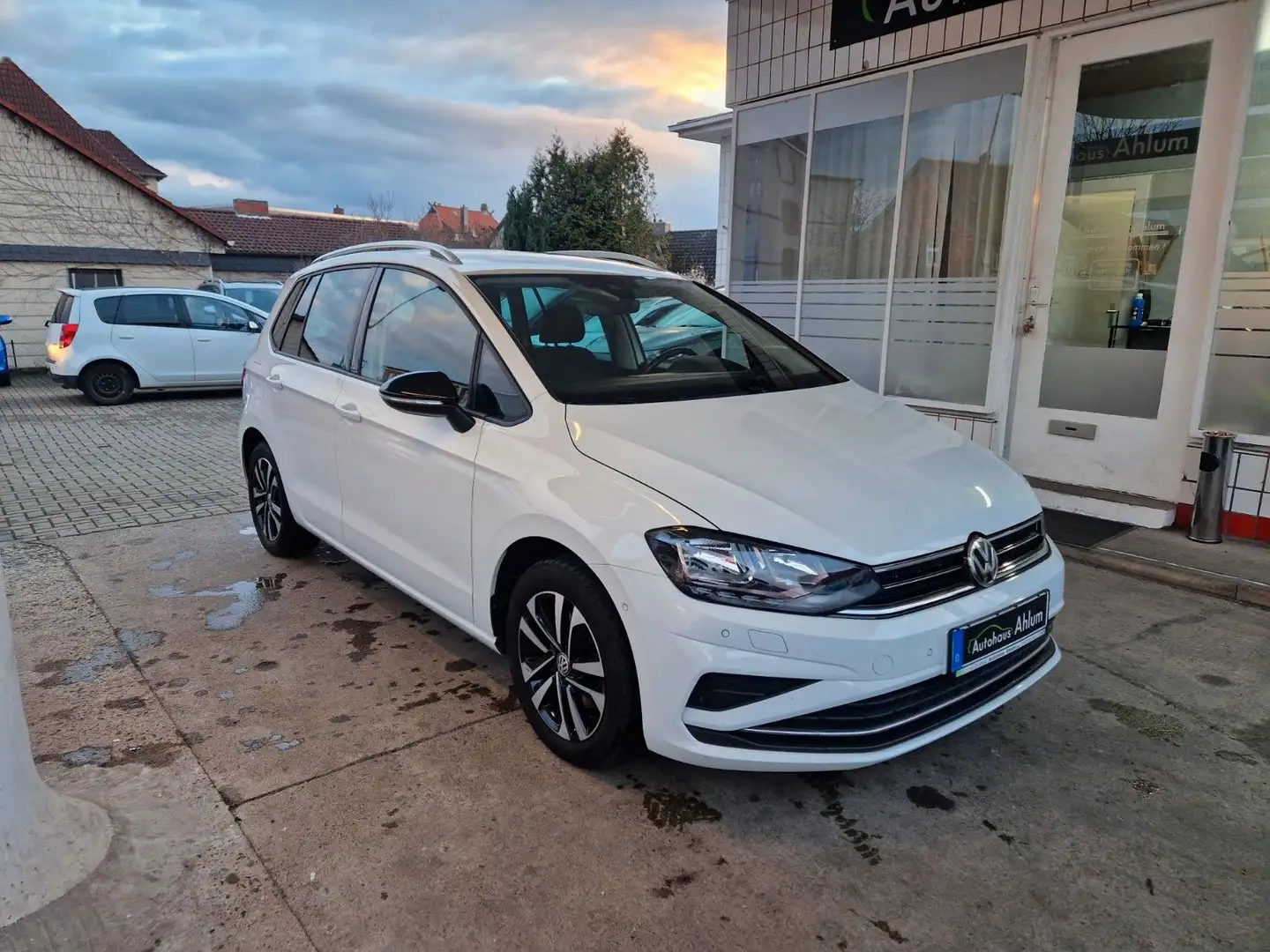 Volkswagen Golf Sportsvan VII IQ.DRIVE SHZG MFL Klima PDC Wit - 1