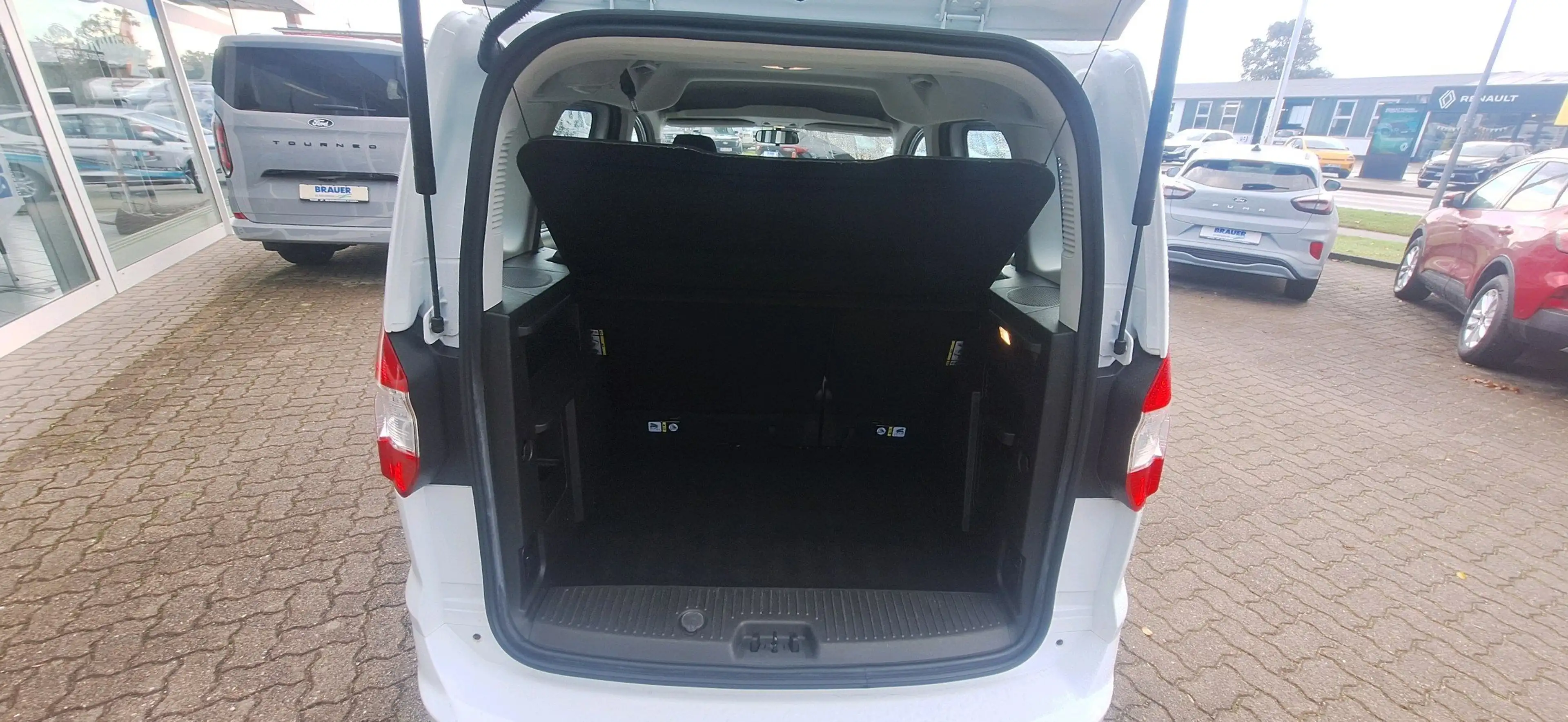 Ford Tourneo Courier Trend — photo 11