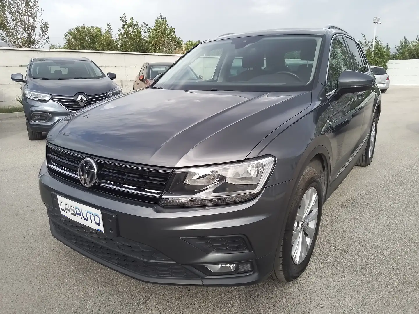 Volkswagen Tiguan BUSINESS 2.0 TDI 150cv NAV Gris - 1