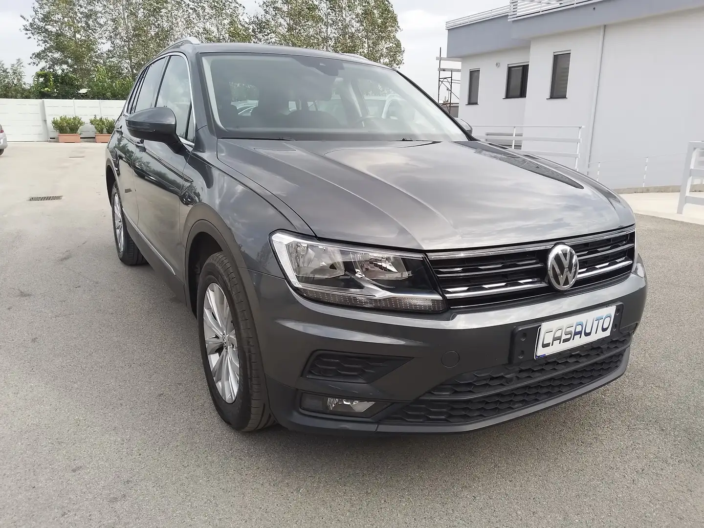 Volkswagen Tiguan BUSINESS 2.0 TDI 150cv NAV Gris - 2