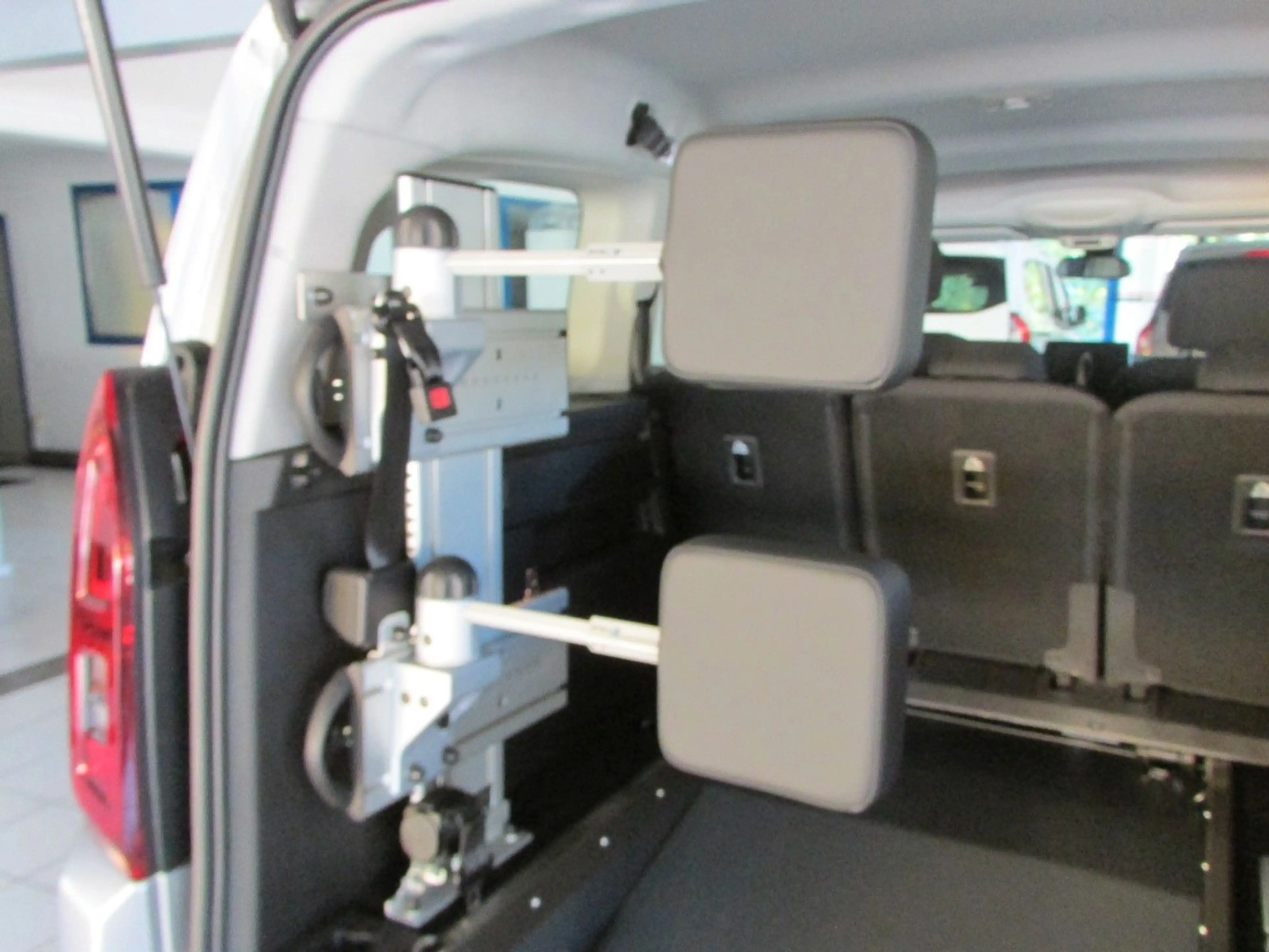 Opel Combo Life E  Rollstuhlrampe-Behindertengerecht — photo 5