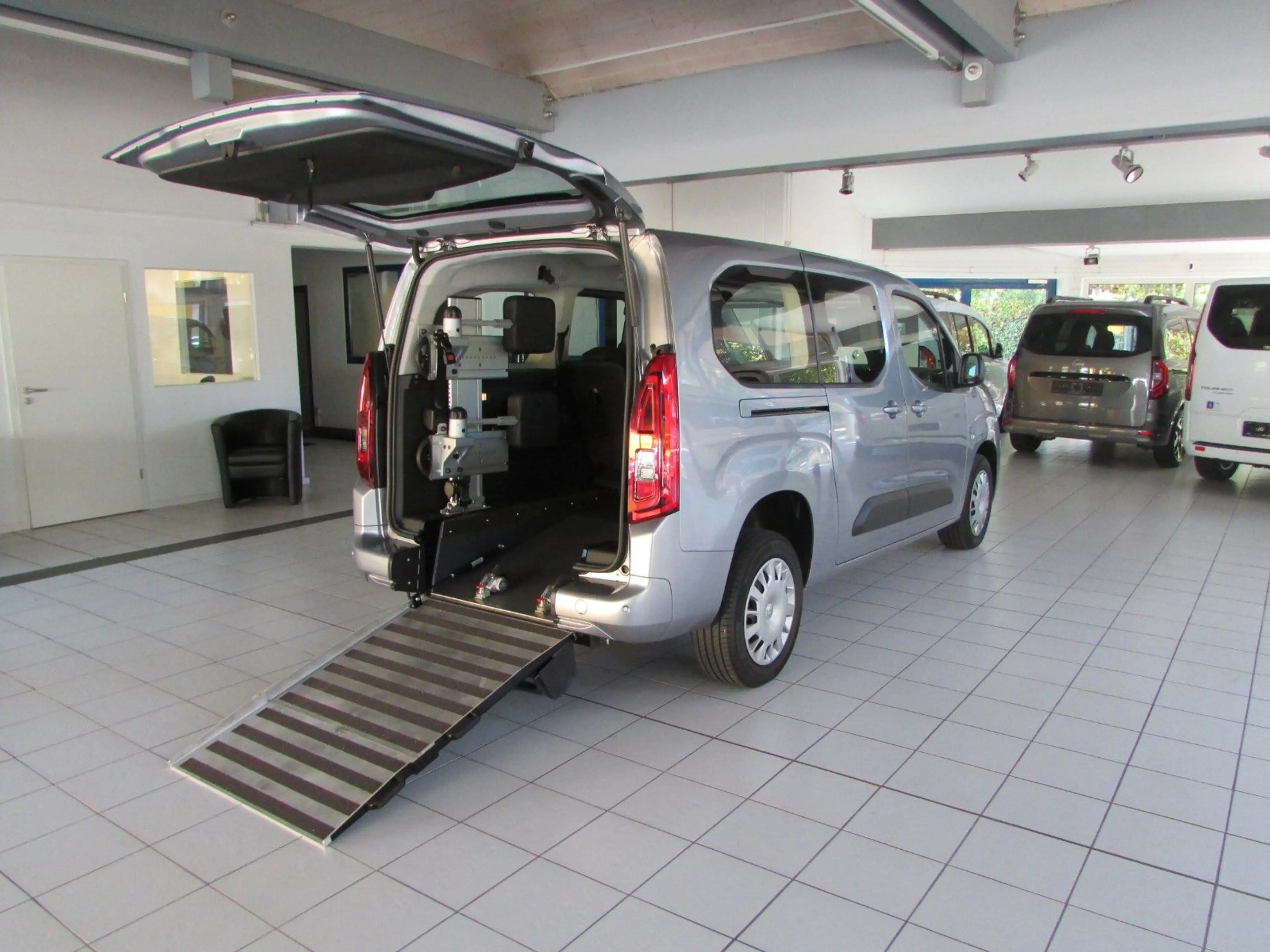 Opel Combo Life E  Rollstuhlrampe-Behindertengerecht — photo 3
