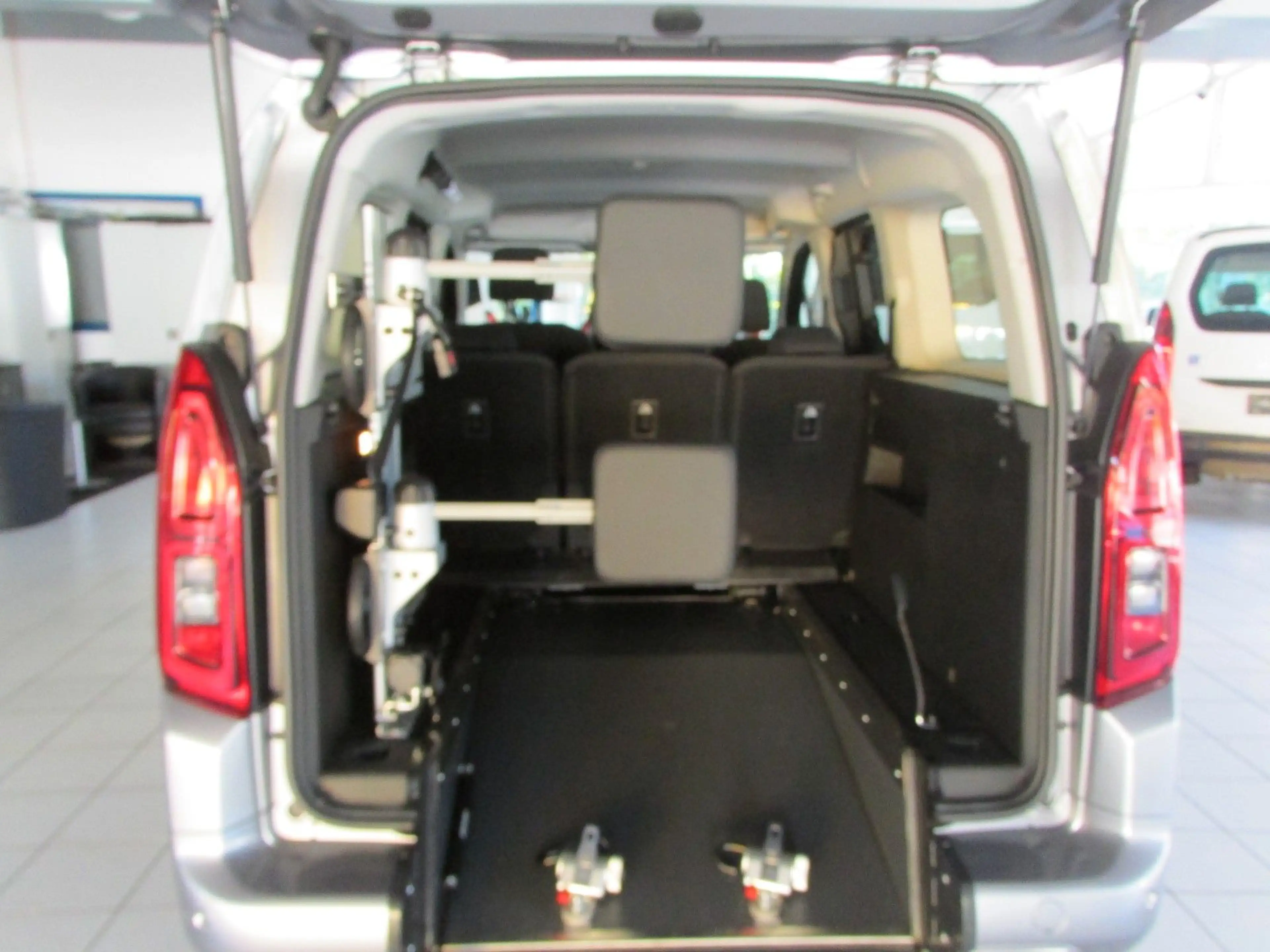 Opel Combo Life E  Rollstuhlrampe-Behindertengerecht — photo 4