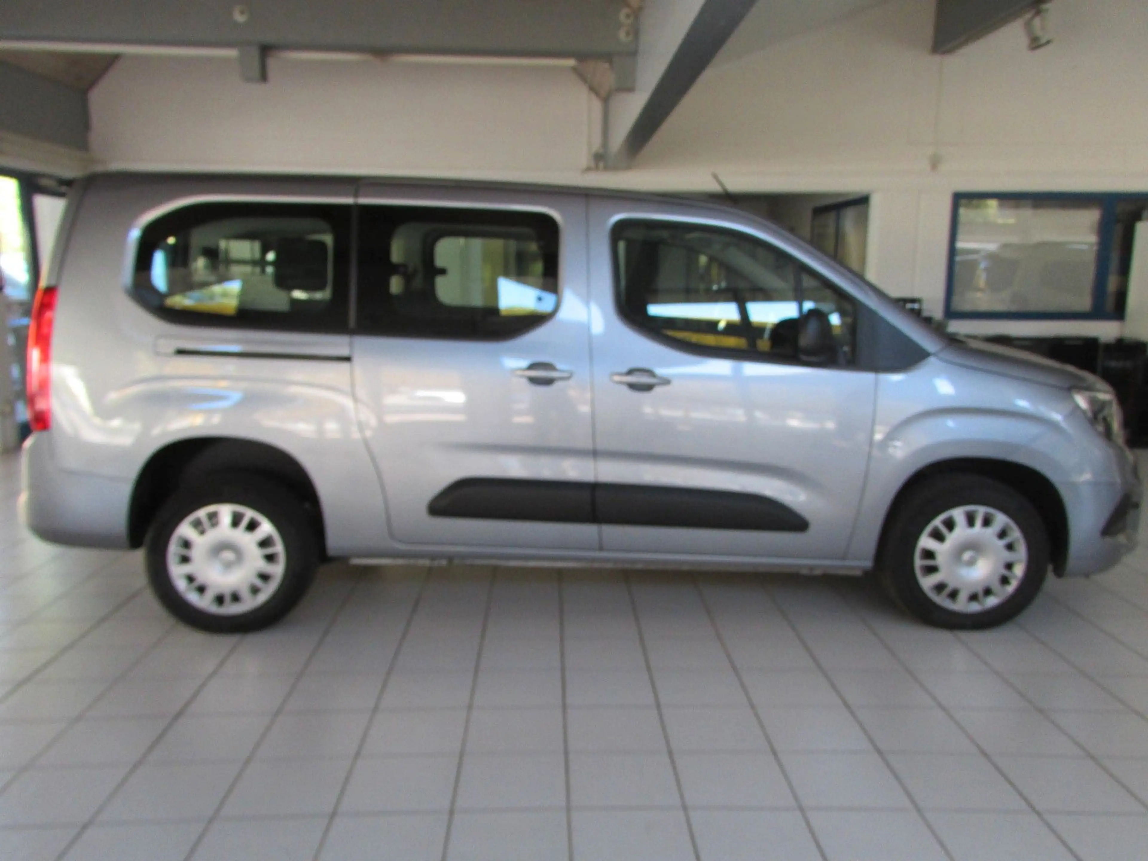 Opel Combo Life E  Rollstuhlrampe-Behindertengerecht — photo 10