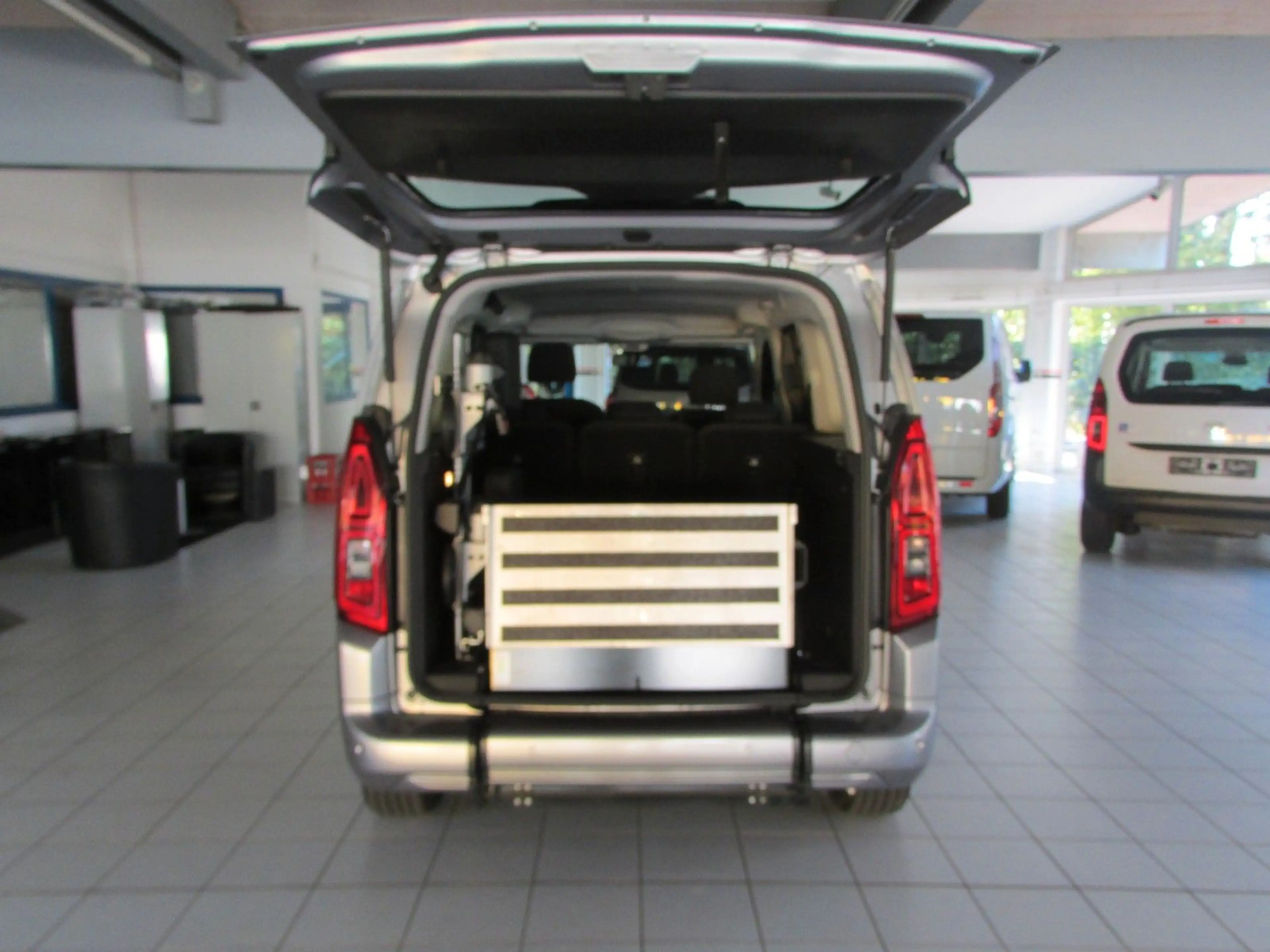 Opel Combo Life E  Rollstuhlrampe-Behindertengerecht — photo 6