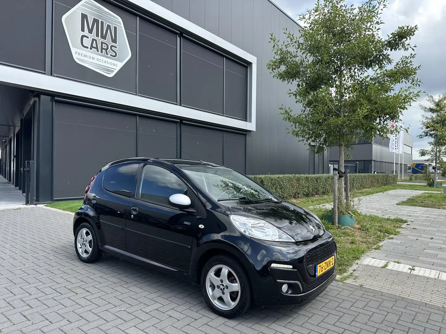 Peugeot 107 1.0 Sportium Airco, LMV,  NAP Zwart - 1