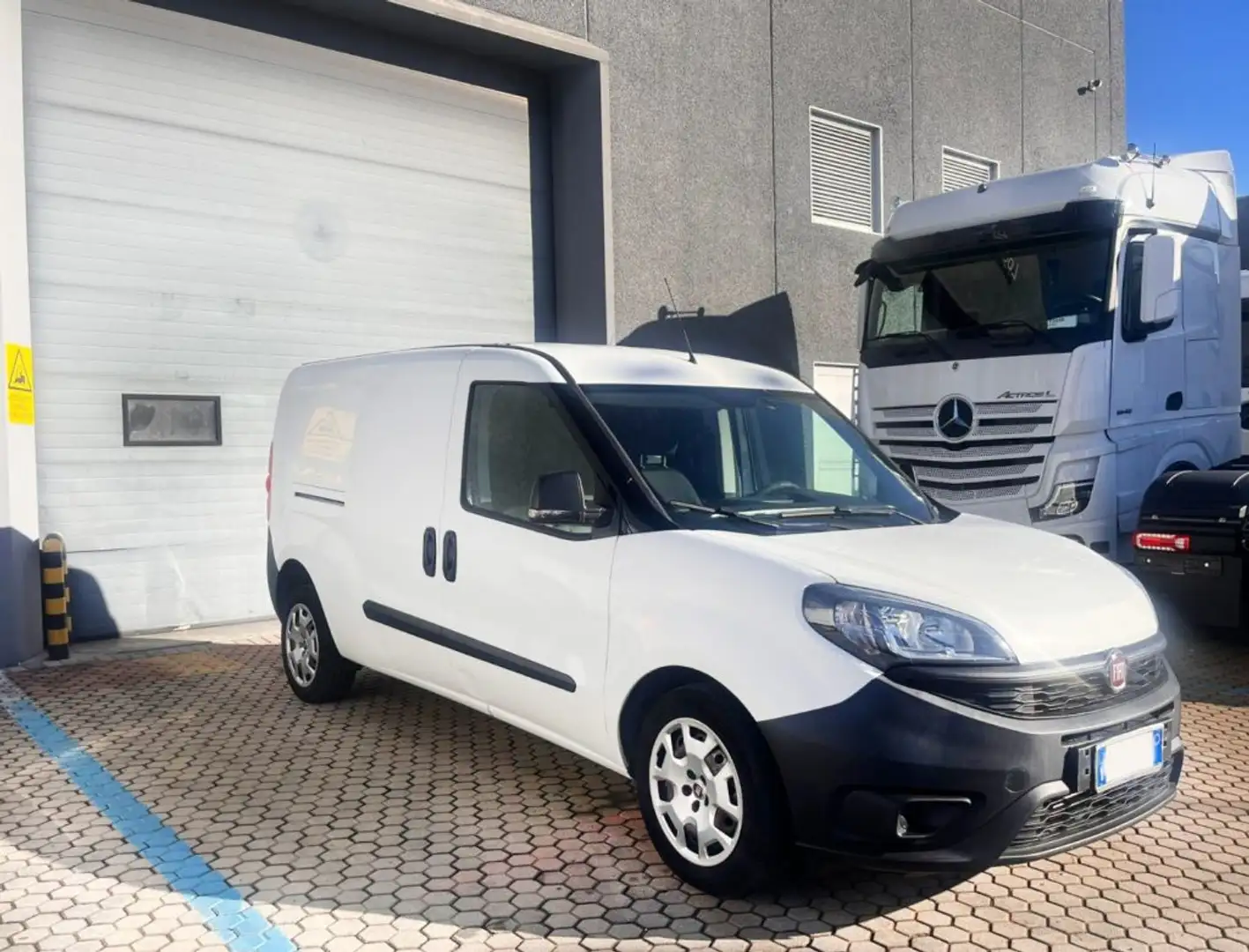Fiat Doblo Cargo Maxi Furgone Weiß - 2