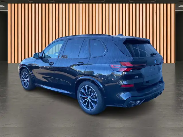 BMW X5 M view 10