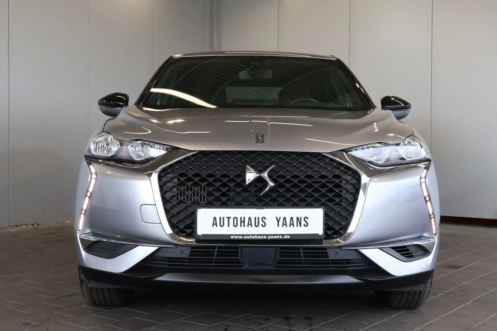 DS Automobiles DS 3 Crossback 1.2 Bastille DIGITAL+CARPLAY+360° Grau - 2