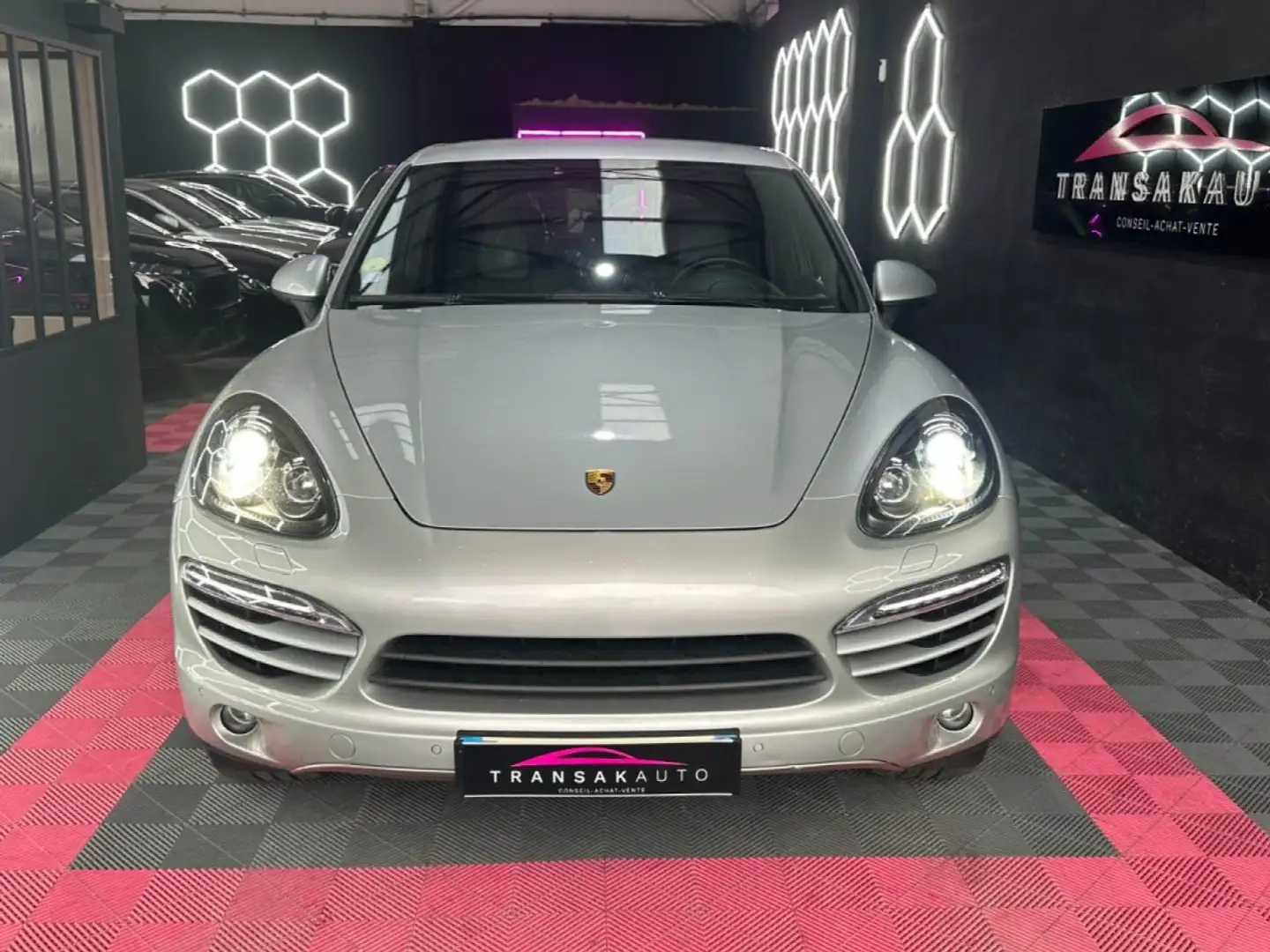 Porsche Cayenne 245 ch 3.0L V6 Tiptronic S A ~ Bose ~ Hayon électrique ~ Suspensions Pneumatiques ~ Radar AV/AR ~ SIèges 18 positions Grau - 2