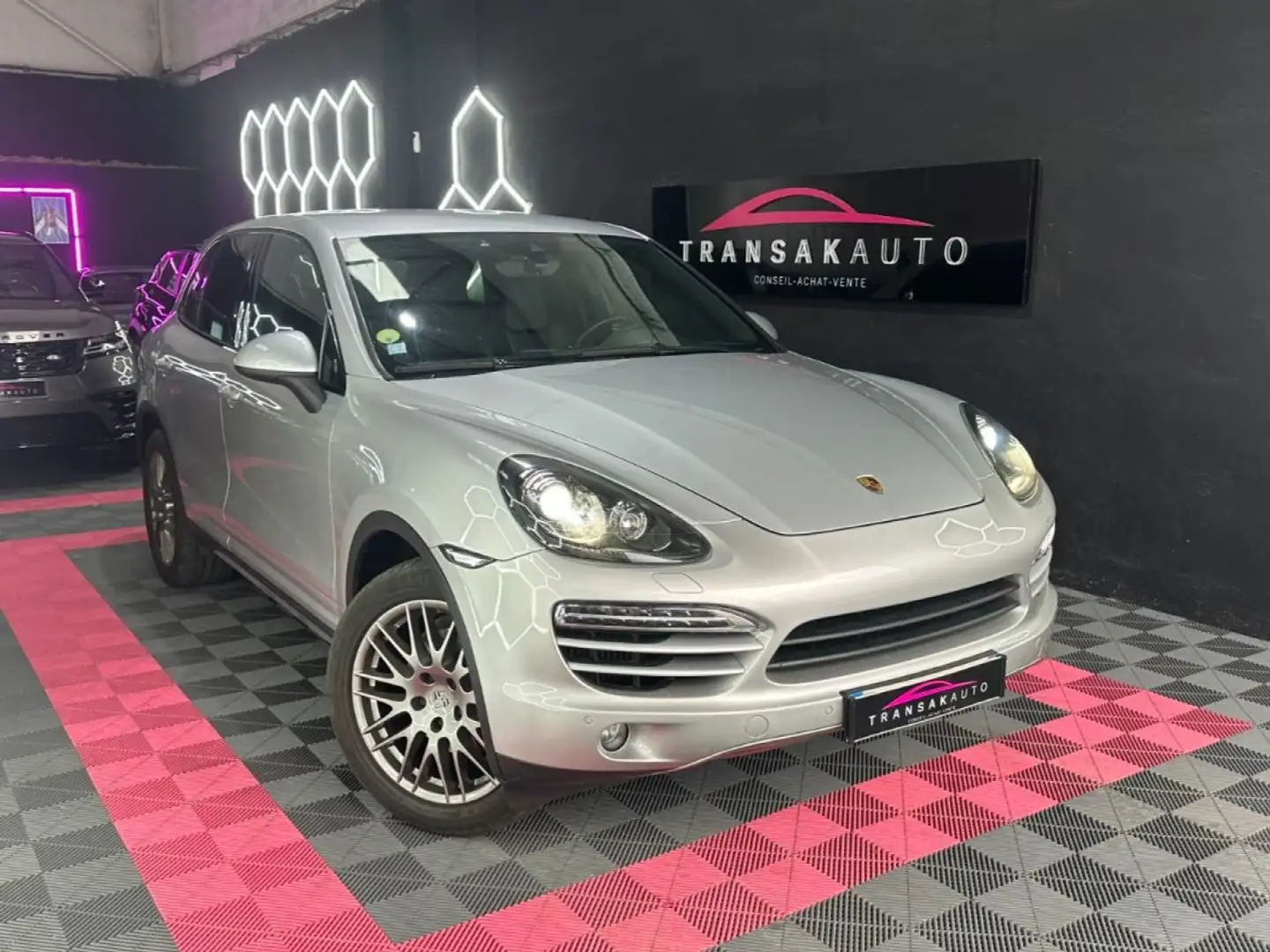 Porsche Cayenne 245 ch 3.0L V6 Tiptronic S A ~ Bose ~ Hayon électrique ~ Suspensions Pneumatiques ~ Radar AV/AR ~ SIèges 18 positions Grau - 1