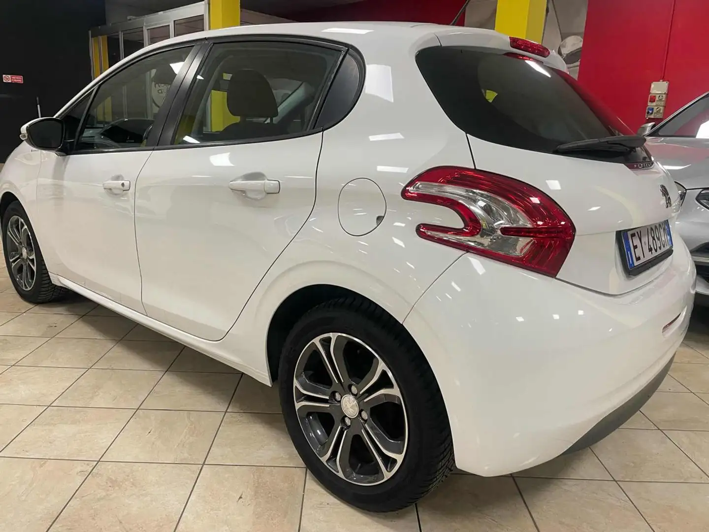 Peugeot 208 PureTech 82 5 porte Active Bianco - 2