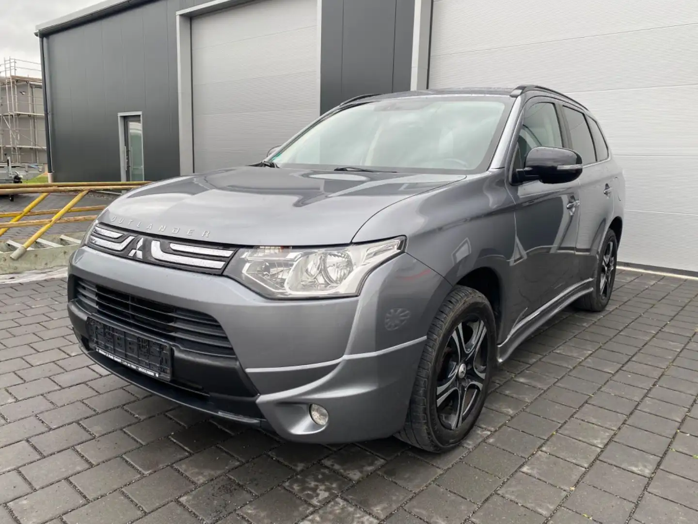 Mitsubishi Outlander Invite ClearTec 2WD/2. HAND/SHZ/PDC Szary - 1