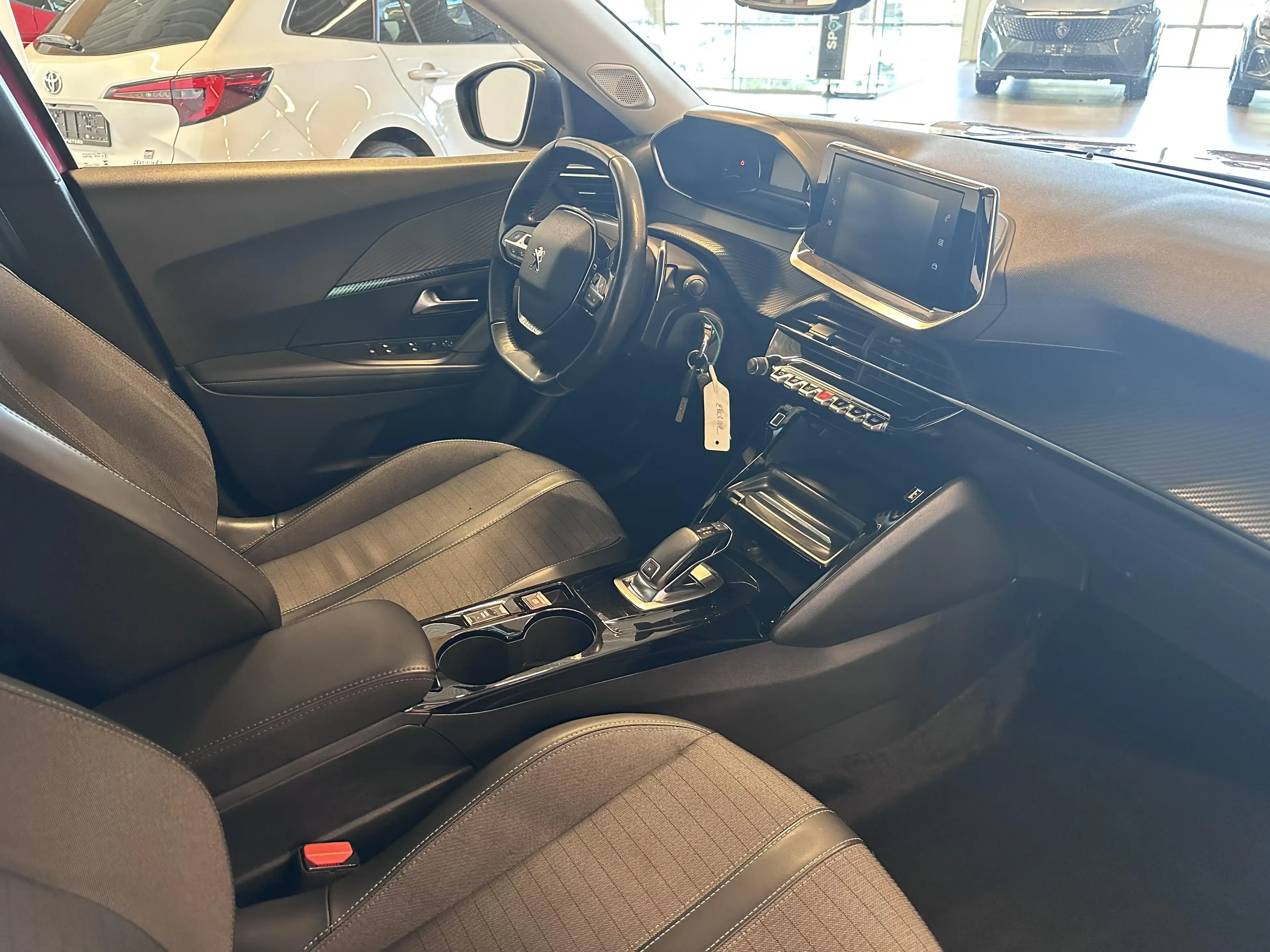 Peugeot 2008 ALLURE 1.2 BENZINE 130 EAT 8 — photo 2