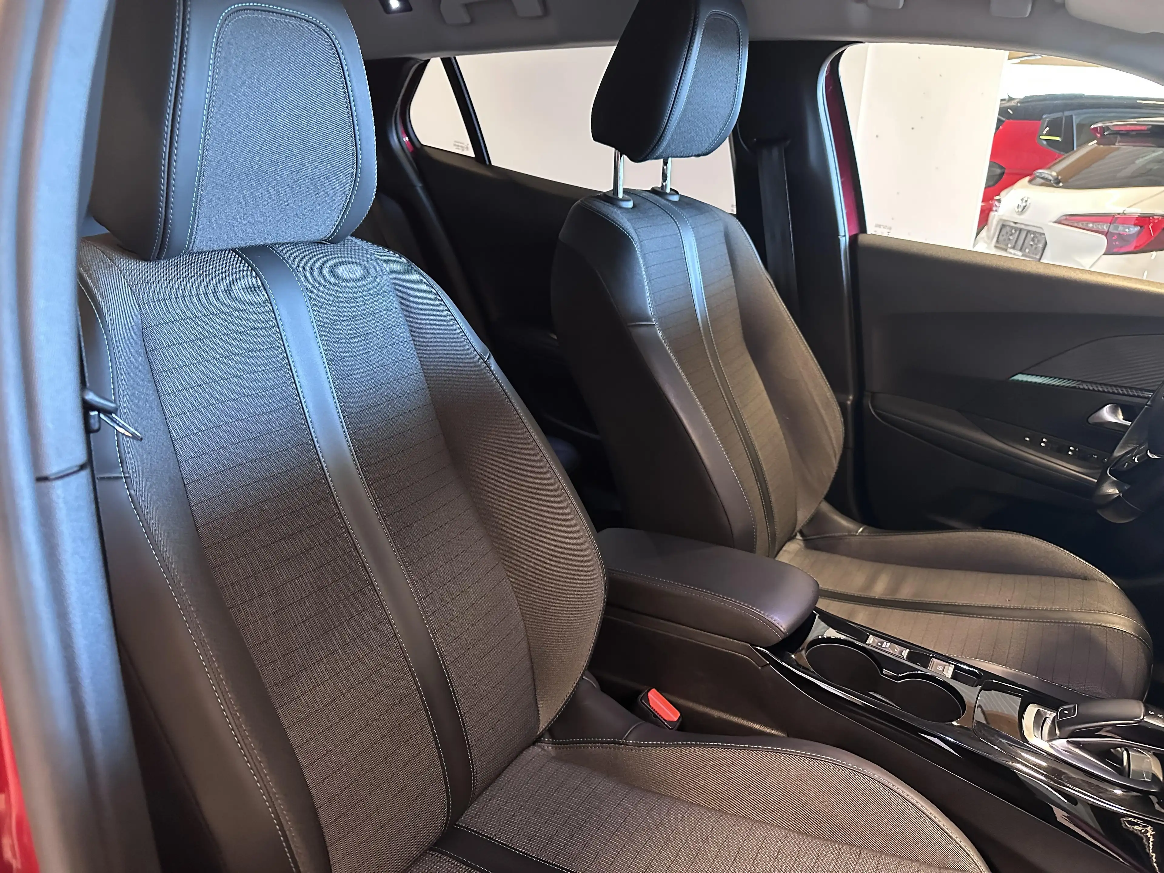 Peugeot 2008 ALLURE 1.2 BENZINE 130 EAT 8 — photo 11