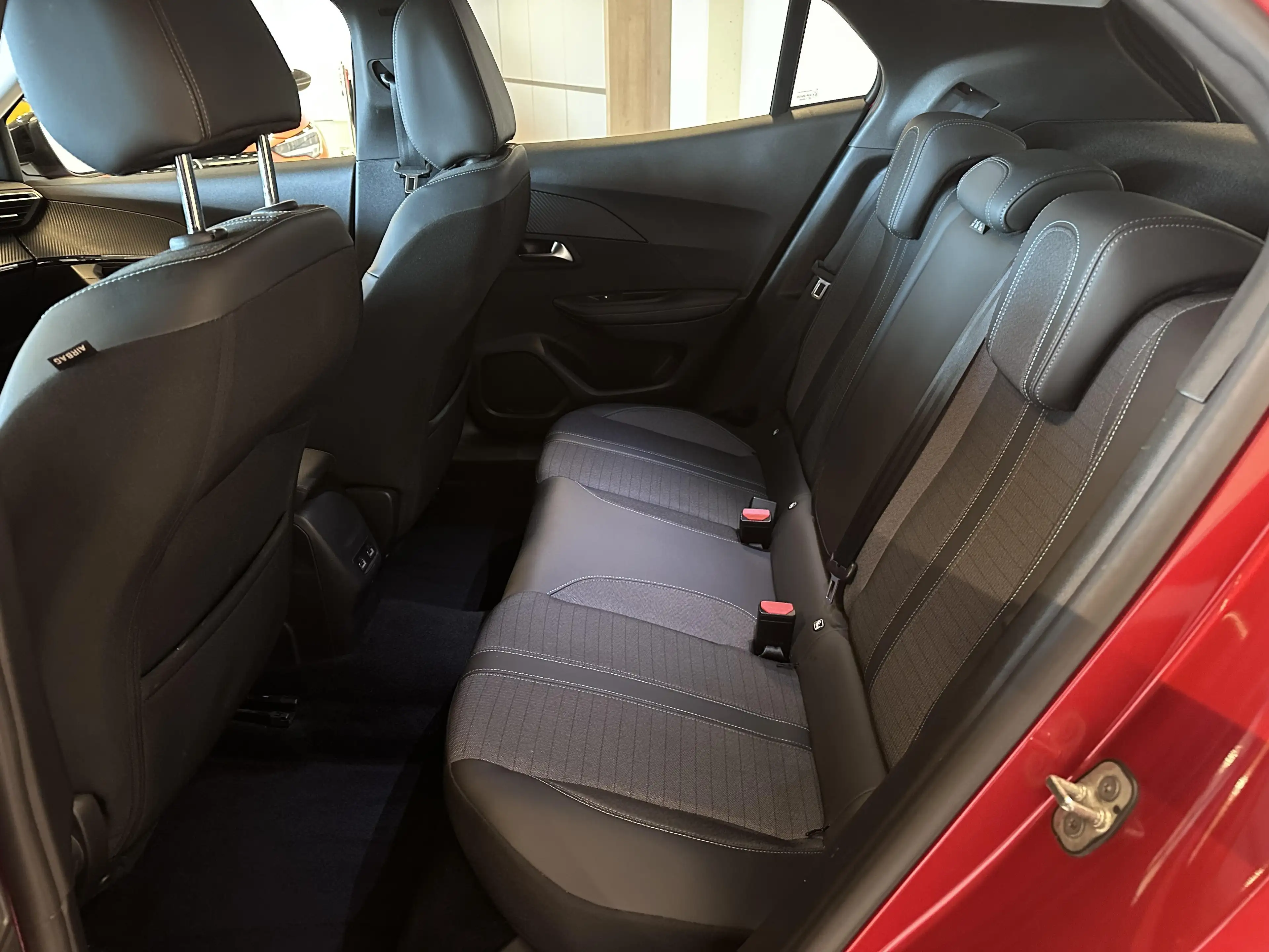 Peugeot 2008 ALLURE 1.2 BENZINE 130 EAT 8 — photo 8