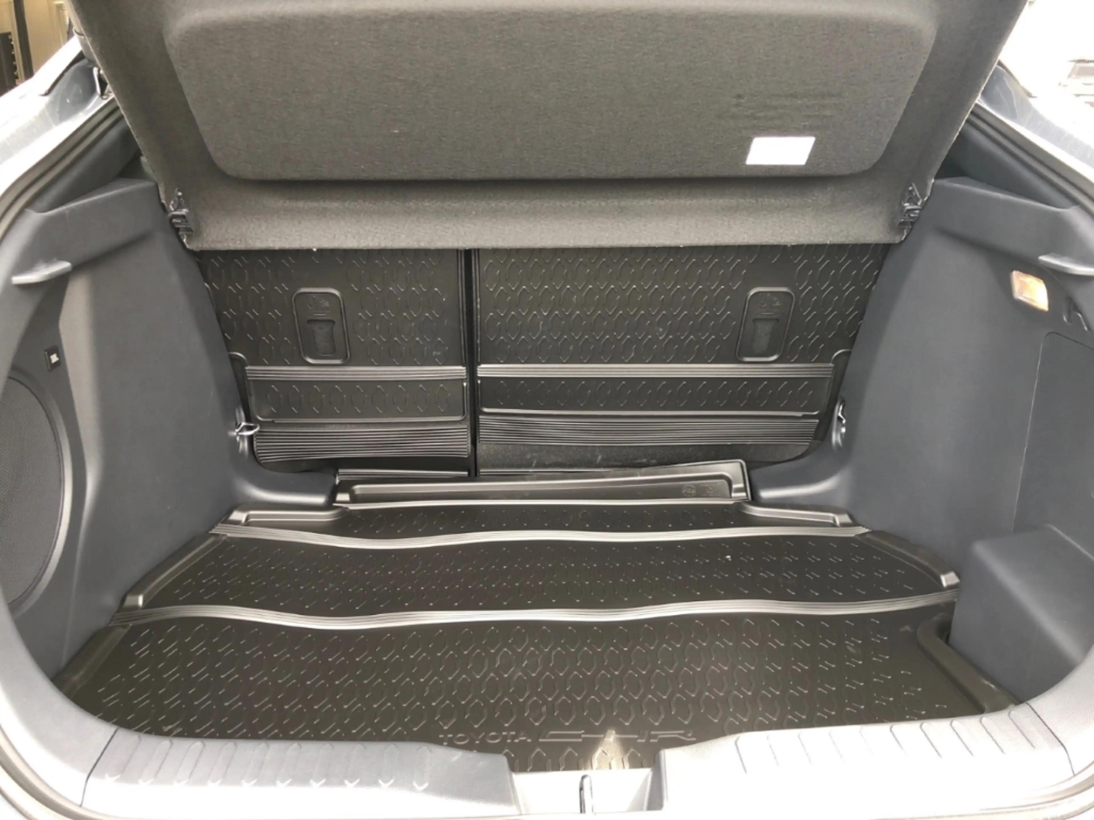 Toyota C-HR 2,0L Lounge Advanced-Safety-Paket Panoramadach 4x2 — photo 10