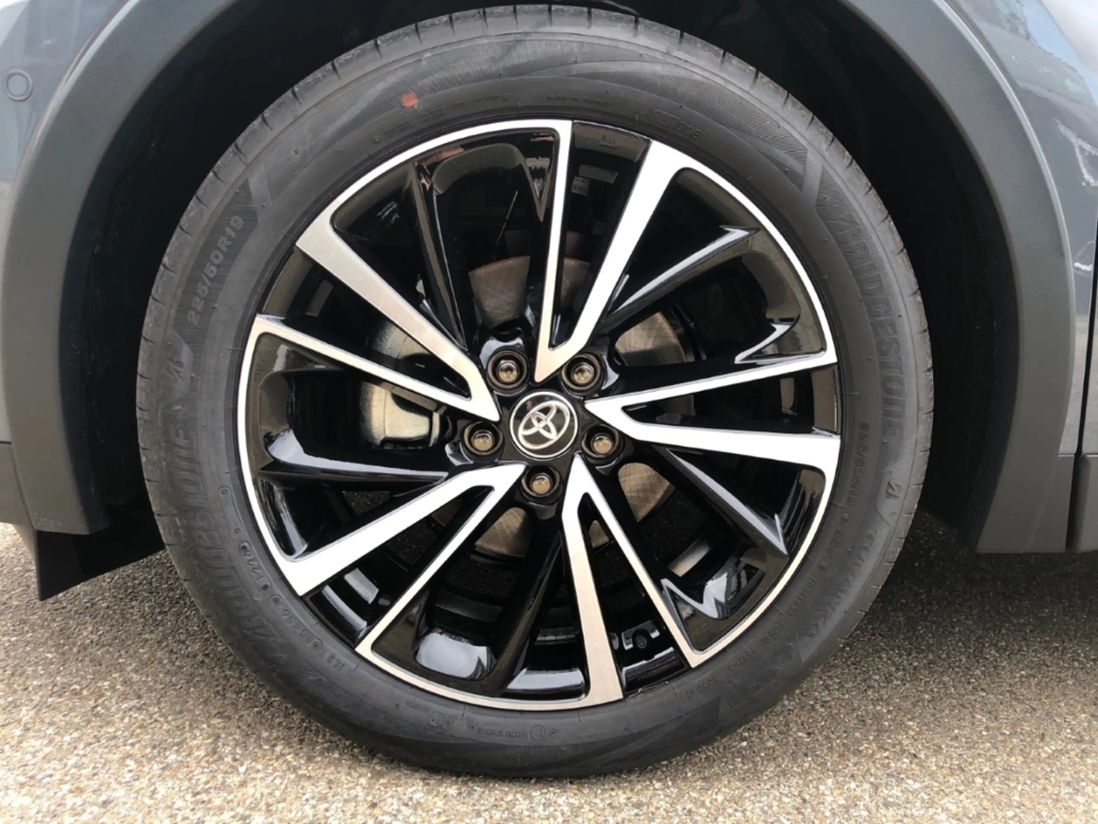 Toyota C-HR 2,0L Lounge Advanced-Safety-Paket Panoramadach 4x2 — photo 9
