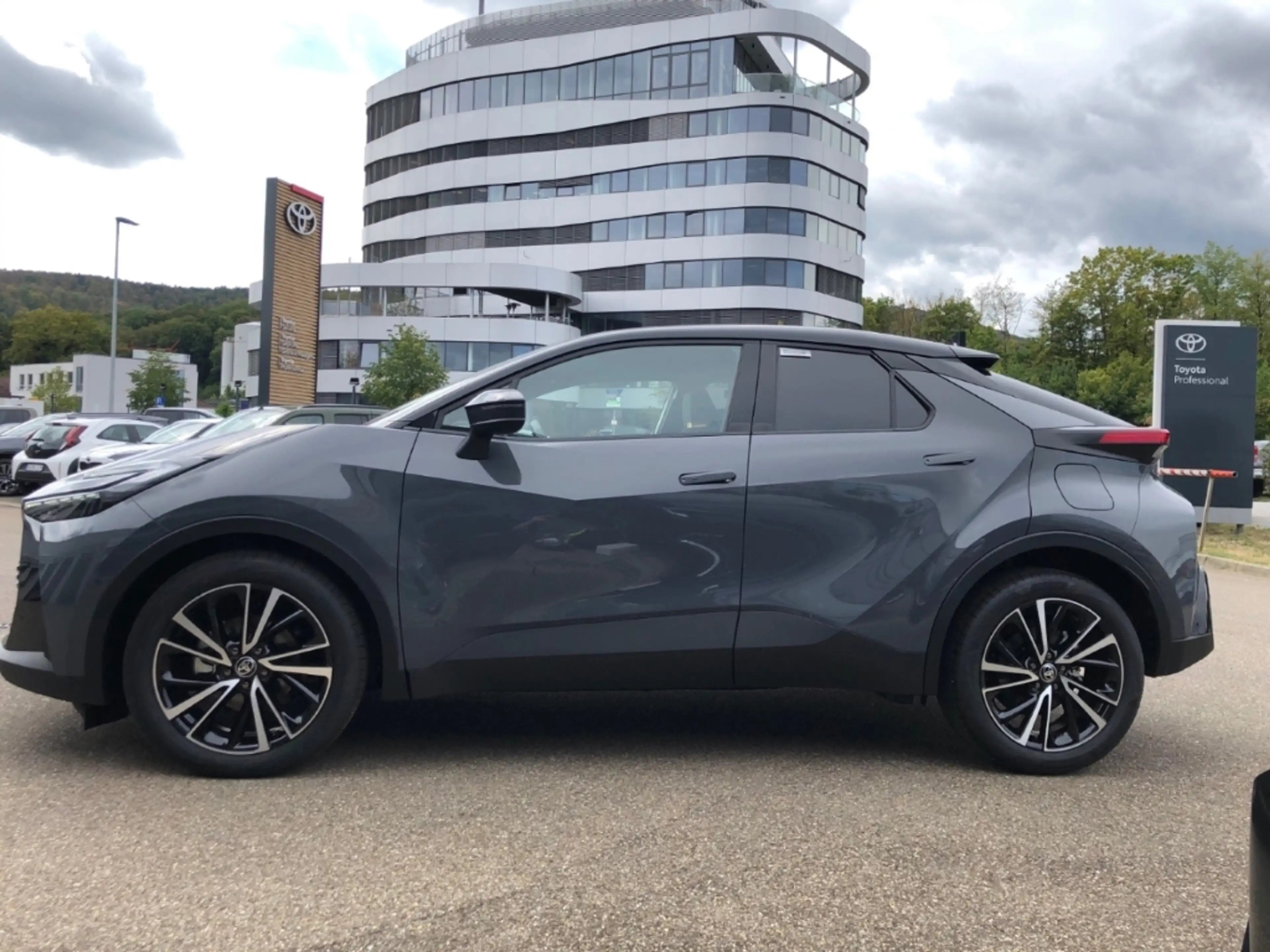 Toyota C-HR 2,0L Lounge Advanced-Safety-Paket Panoramadach 4x2 — photo 6