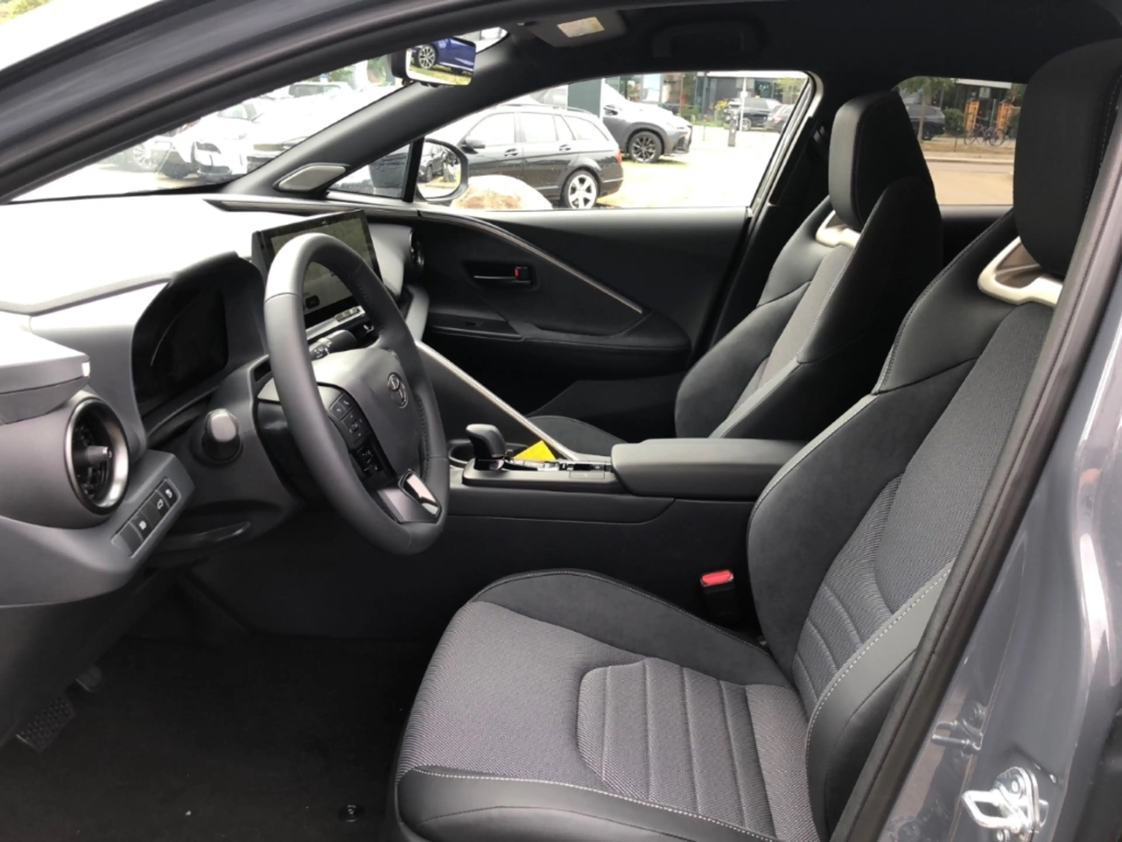 Toyota C-HR 2,0L Lounge Advanced-Safety-Paket Panoramadach 4x2 — photo 13
