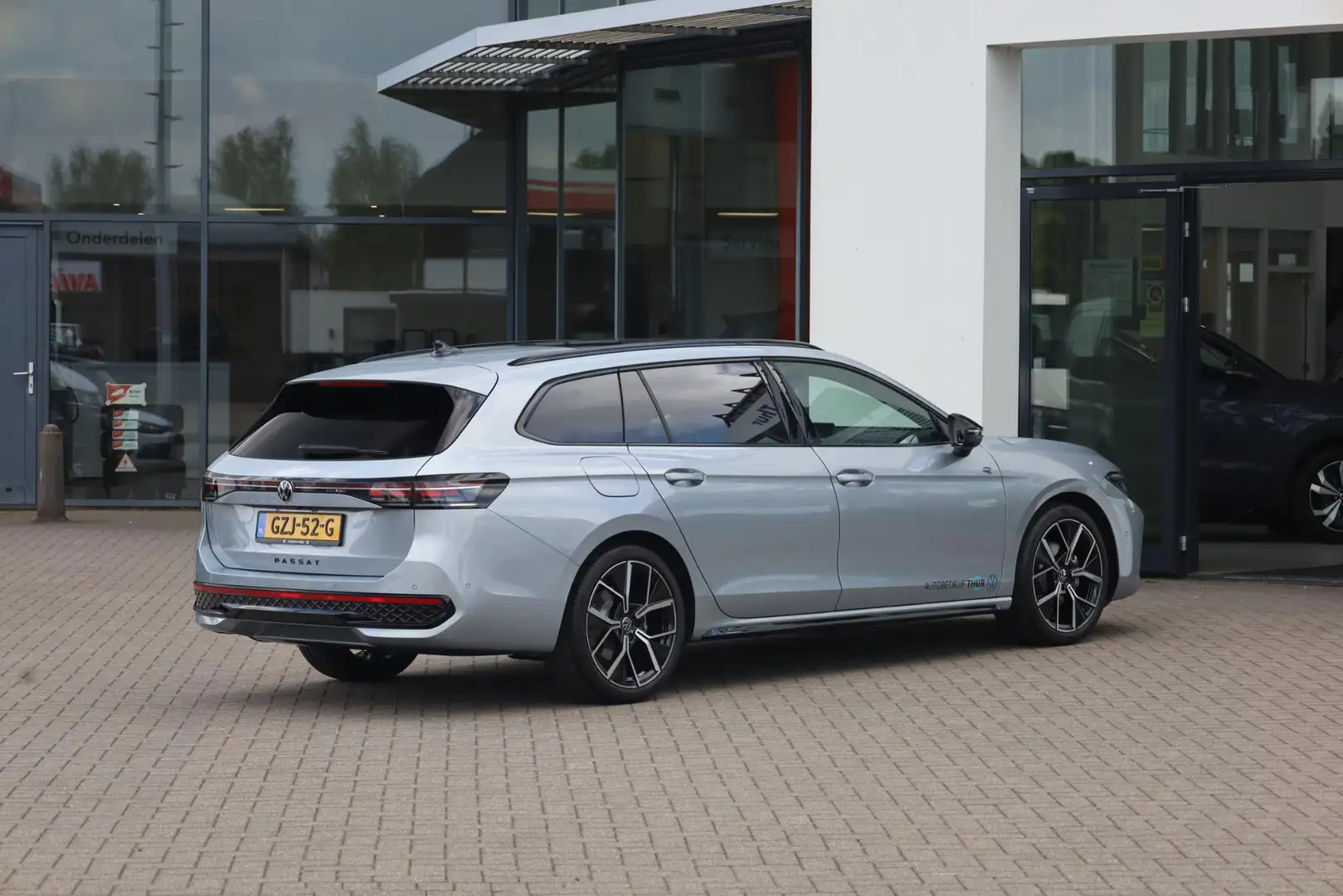 Volkswagen Passat Variant 1.5 eTSI R-Line Edition 150PK / 110kW, Elektr. ver Zilver - 2