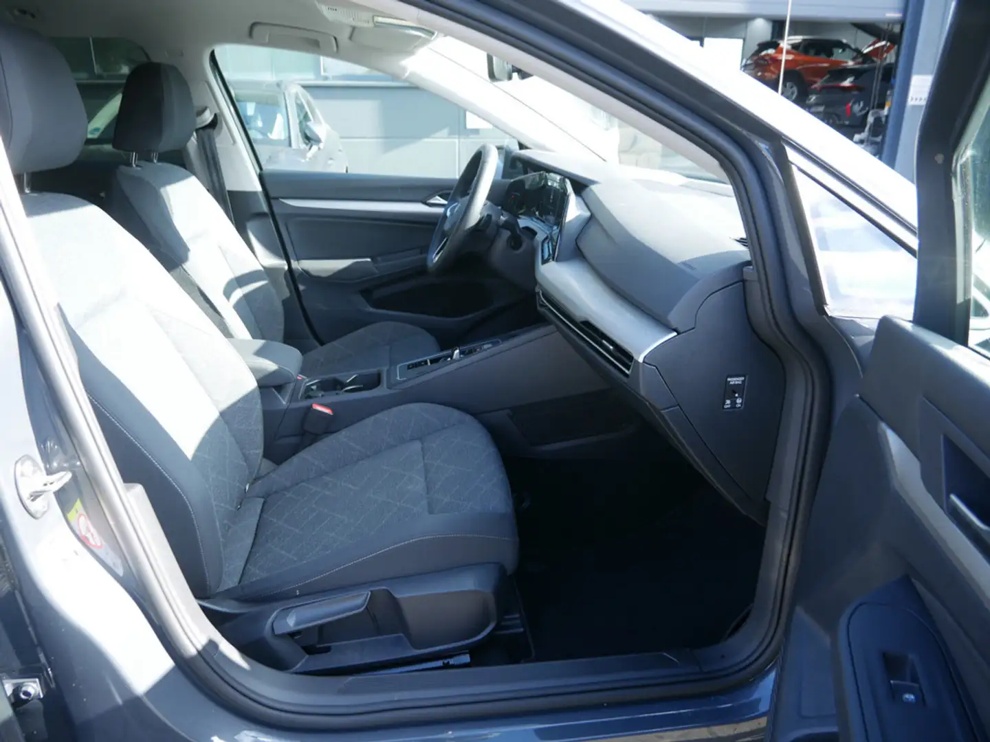 Volkswagen Golf VIII 1.5 eTSI Life SHZ NAVI AHK ACC LED Grau - 2