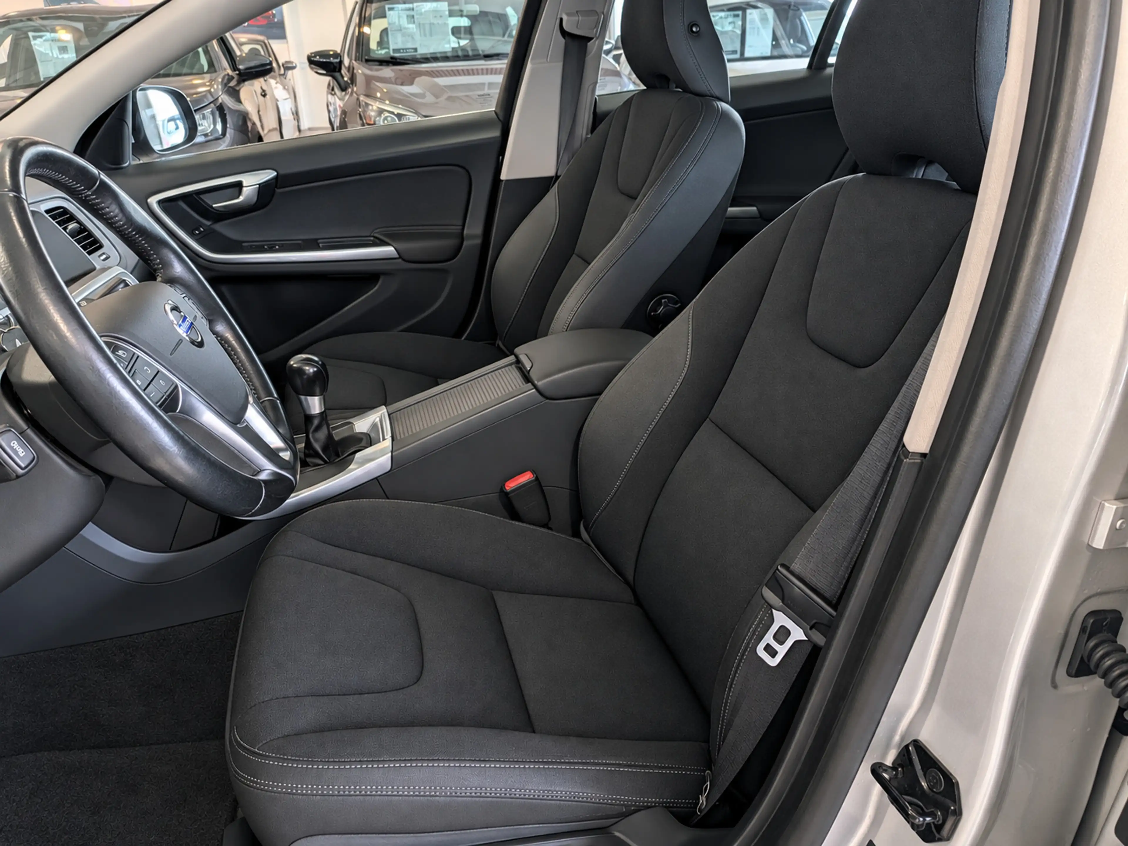 Volvo V60 1.6 T3 R-Design Airco, Cruise Control, Trekhaak, S — photo 6