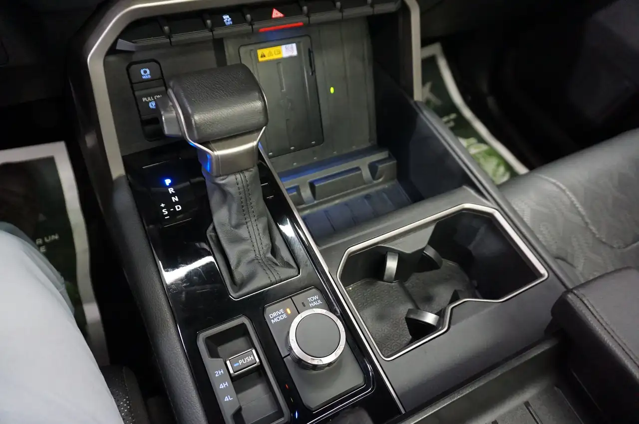 Toyota Tundra снимка Toyota Tundra