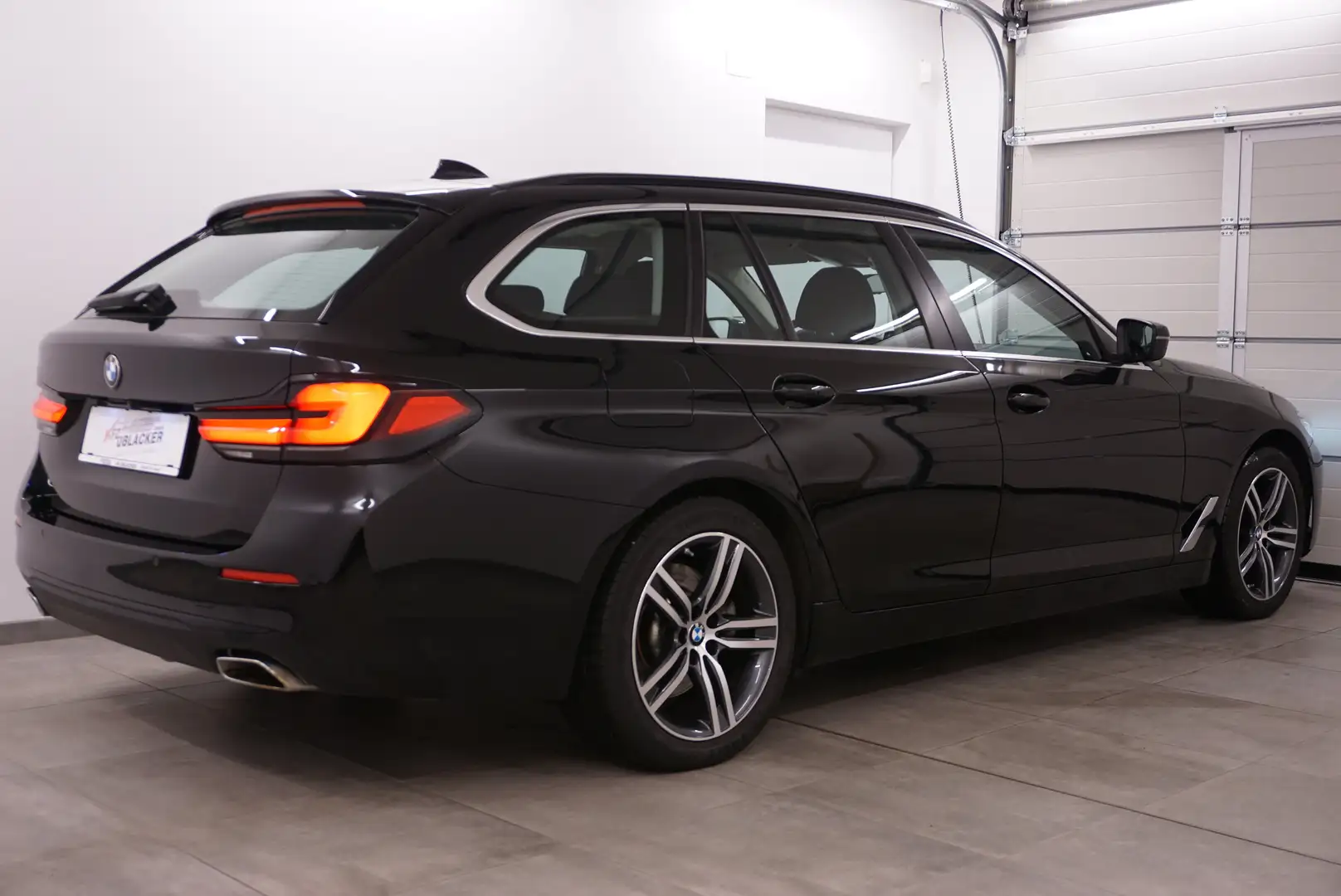BMW 520 d xDrive // Abstandstemp. // Anhängervorr. // Schwarz - 2