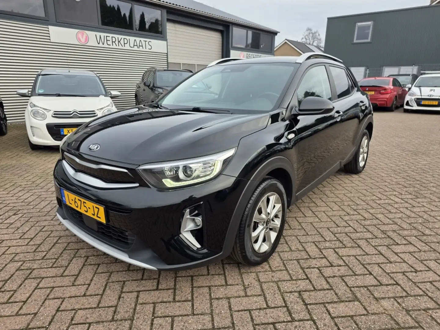Kia Stonic 1.0 T-GDi MHEV Dyn L, navi, airco, apple carplay/a Schwarz - 1