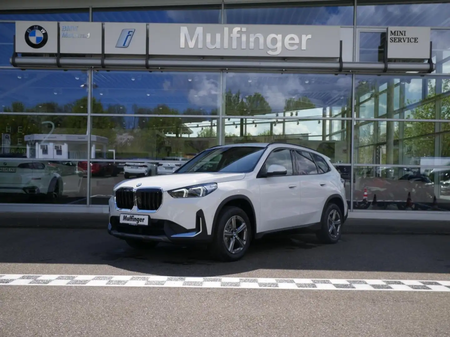 BMW X1 sDrive18i AdapLED PaAs DAB SHZ KomfZ Bluetooth Weiß - 2