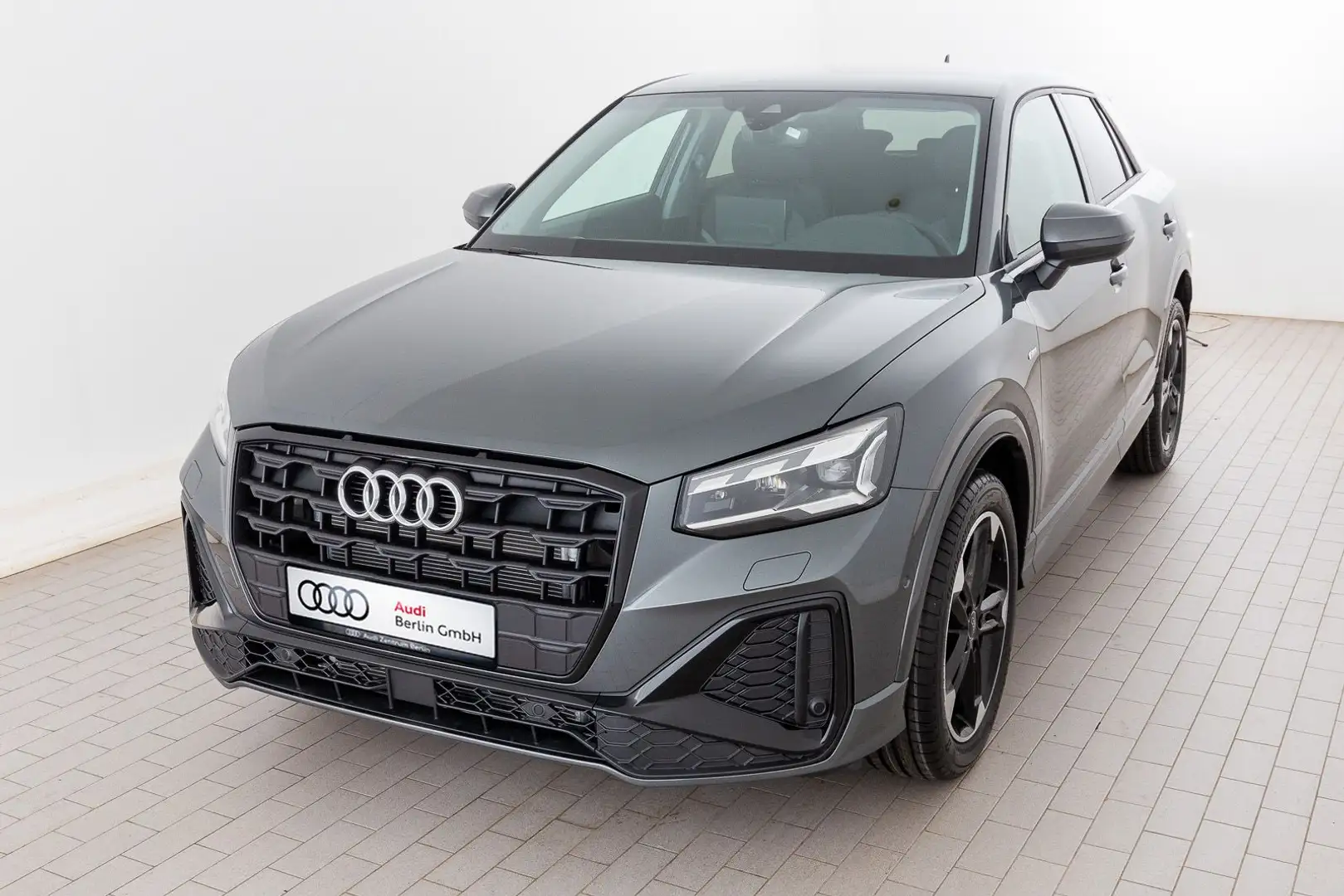 Audi Q2 S line 35 TFSI S tronic Szürke - 2