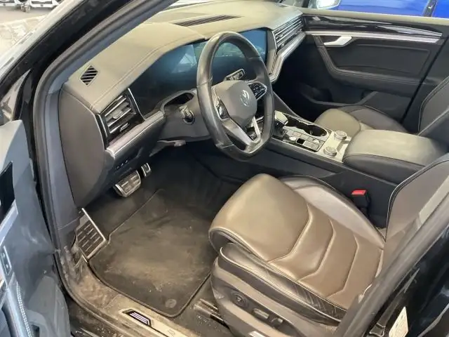 Volkswagen Touareg view 4
